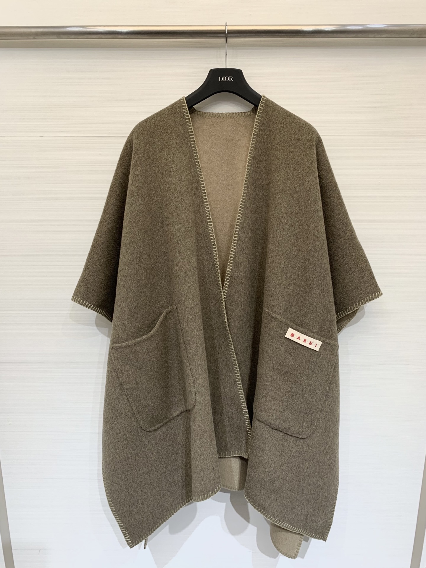 NO:546283,Marni 25 autumn and winter latest model, double-sided cashmere shawl, large cloak, customized 10 cashmere 90 wool woolen fabric, delicate and broad texture, pure hand-made piping, bright thread craftsmanship, draping, handsome and modern, low-key luxury to create a quiet and luxurious style, comfortable and warm, the original cut style is perfect and easy to control, the ultimate elegant and casual sense of high-end two colors sm, marni, shawls, alexander wang19860909配防尘袋Marni 25秋冬最新款 双面羊绒披肩大斗篷 定制10羊绒90羊毛呢面料 质感细腻挺阔 纯手工滚边明线工艺 垂坠感帅气摩登 低调奢华打造静奢风 舒适又保暖 原版剪裁版型完美轻松驾驭 上身极致优雅的随性高级感 两色sm,,marni,shawls,alexander wang,Women's clothing