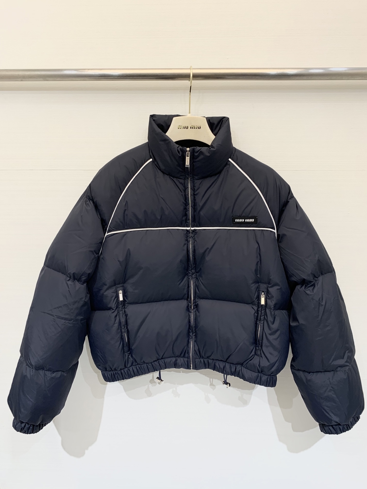 NO:546268,The latest model with dust bag MiuMiu 25 counter, thickened short bread down jacket, to save your wardrobe, bread plaid design, simple and with a little trick, easy to wear to create a high-end feel, waist-hugging design, perfectly modify body proportions, small people can also control it, fill in 90 white goose down, light and warm, wear it as comfortable as being surrounded by clouds, and it is not picky about people, whoever wears it looks good this winter, let this down jacket accompany you to warmth, SML, Miumiu, down jacket, alexander wang19860909配防尘袋MiuMiu 25专柜最新款 加厚短款面包羽绒服 来拯救你的衣橱,面包格纹设计,简约中带着点小心机 轻松穿出高级感 腰部收腰设计 完美修饰身材比例 小个子也能驾驭 填充90白鹅绒 轻盈又保暖 穿上它就像被云朵包围一样舒服.而且不挑人 谁穿谁好看 这个冬天 让这件羽绒服陪你温暖度过吧 码数sml,,miumiu,down jacket,alexander wang,Women's clothing