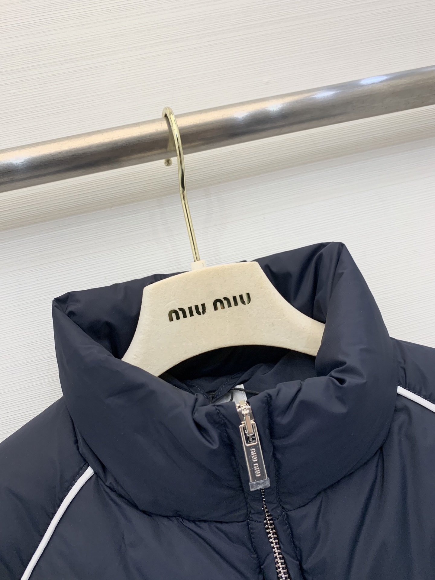 MiuMiu 25专柜最新款 加厚短款面包羽绒服 来拯救你的衣橱，😍面包格纹设计，简约中带着点小心机 轻