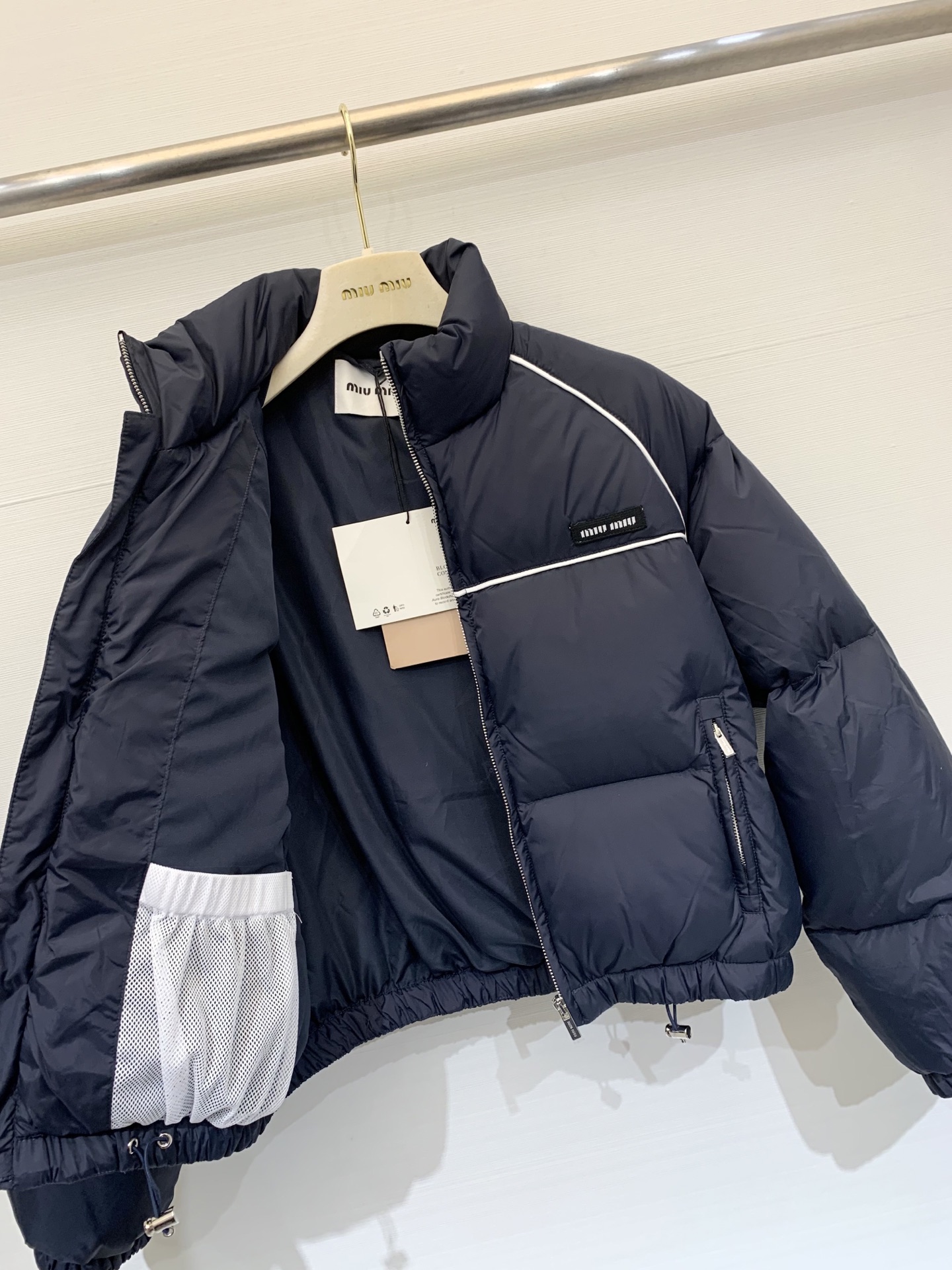 MiuMiu 25专柜最新款 加厚短款面包羽绒服 来拯救你的衣橱，😍面包格纹设计，简约中带着点小心机 轻