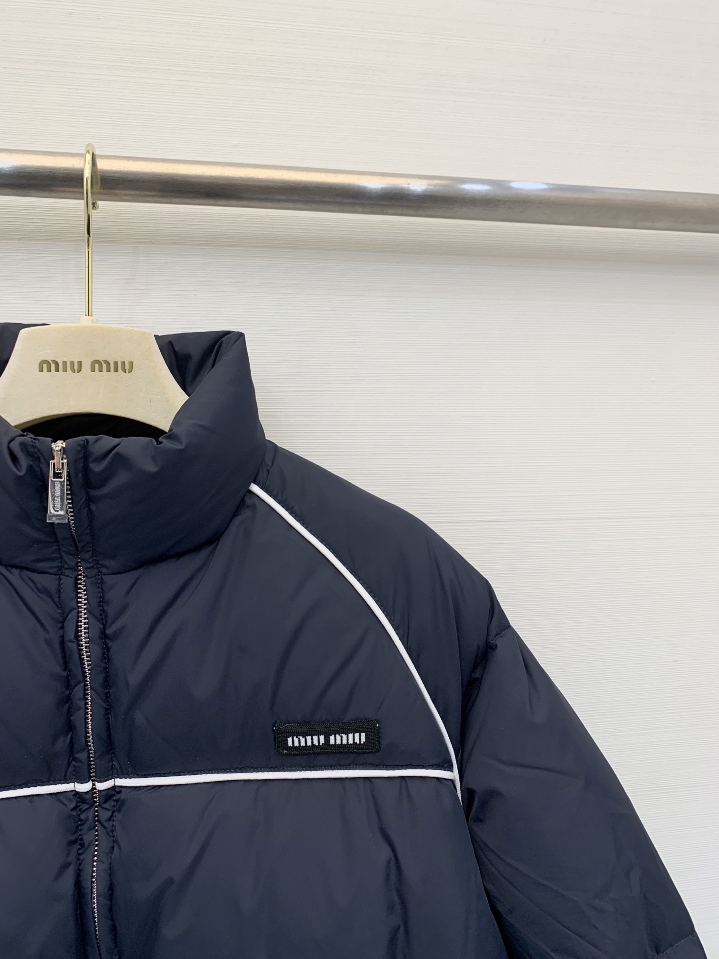 MiuMiu 25专柜最新款 加厚短款面包羽绒服 来拯救你的衣橱，😍面包格纹设计，简约中带着点小心机 轻