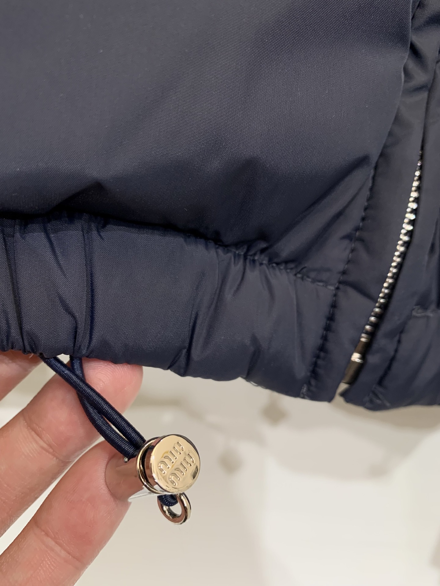 MiuMiu 25专柜最新款 加厚短款面包羽绒服 来拯救你的衣橱，😍面包格纹设计，简约中带着点小心机 轻