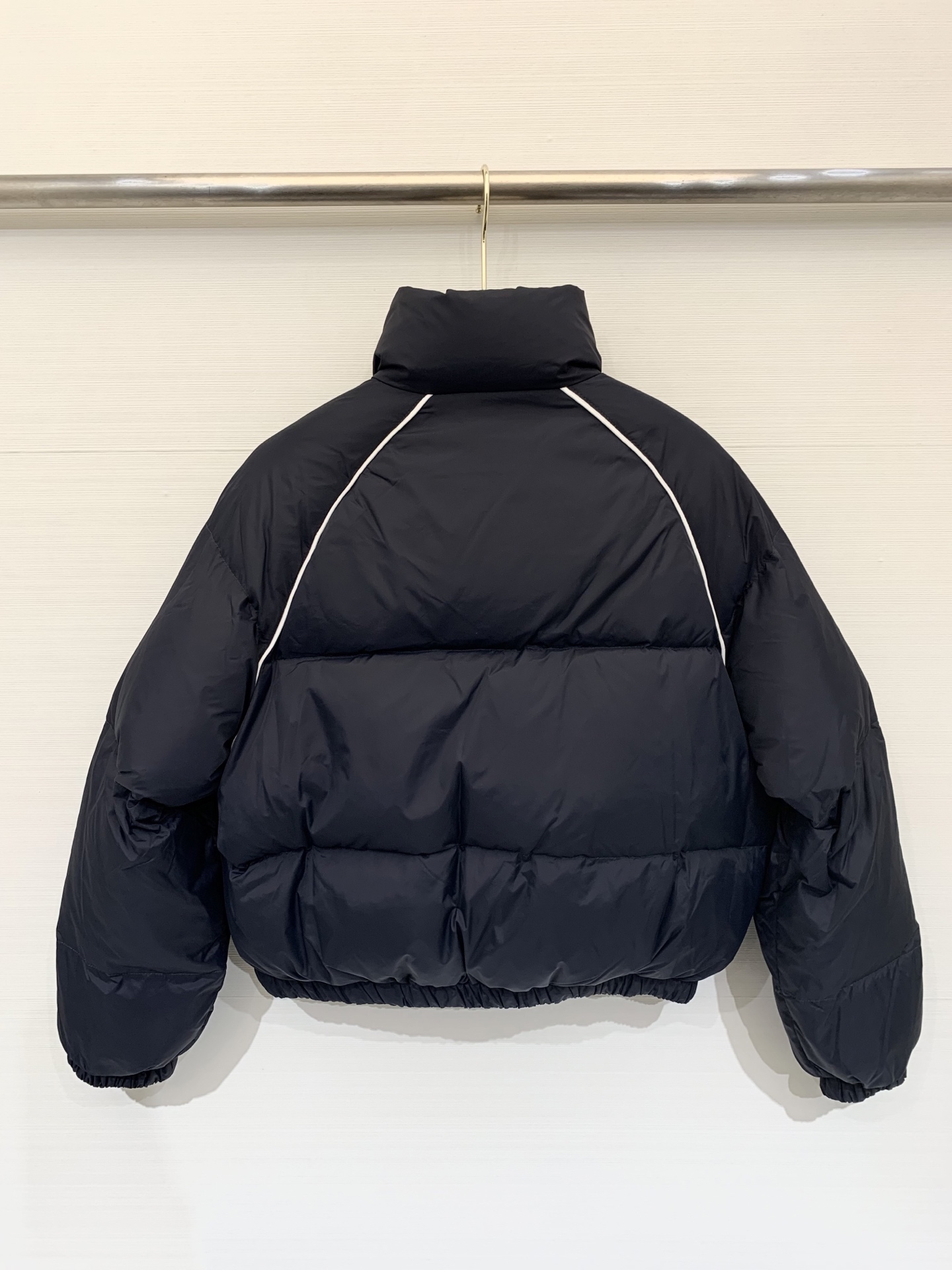 MiuMiu 25专柜最新款 加厚短款面包羽绒服 来拯救你的衣橱，😍面包格纹设计，简约中带着点小心机 轻