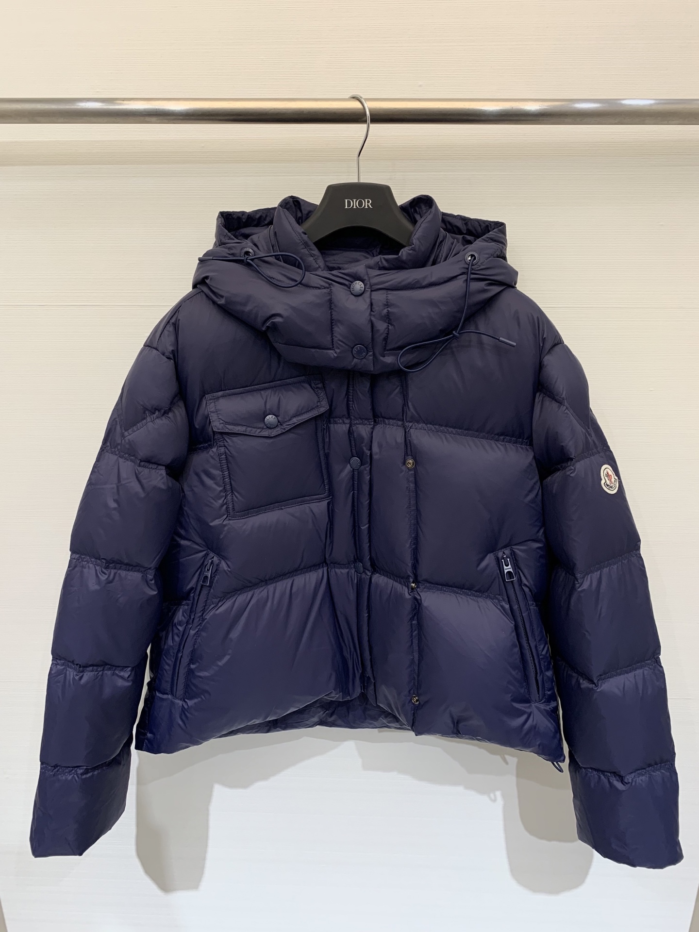 Moncler 25秋冬新品 口袋设计衍缝面包连帽羽绒服 经典翻袋缀饰时髦帅气 开模五金及配件 褶皱衍缝