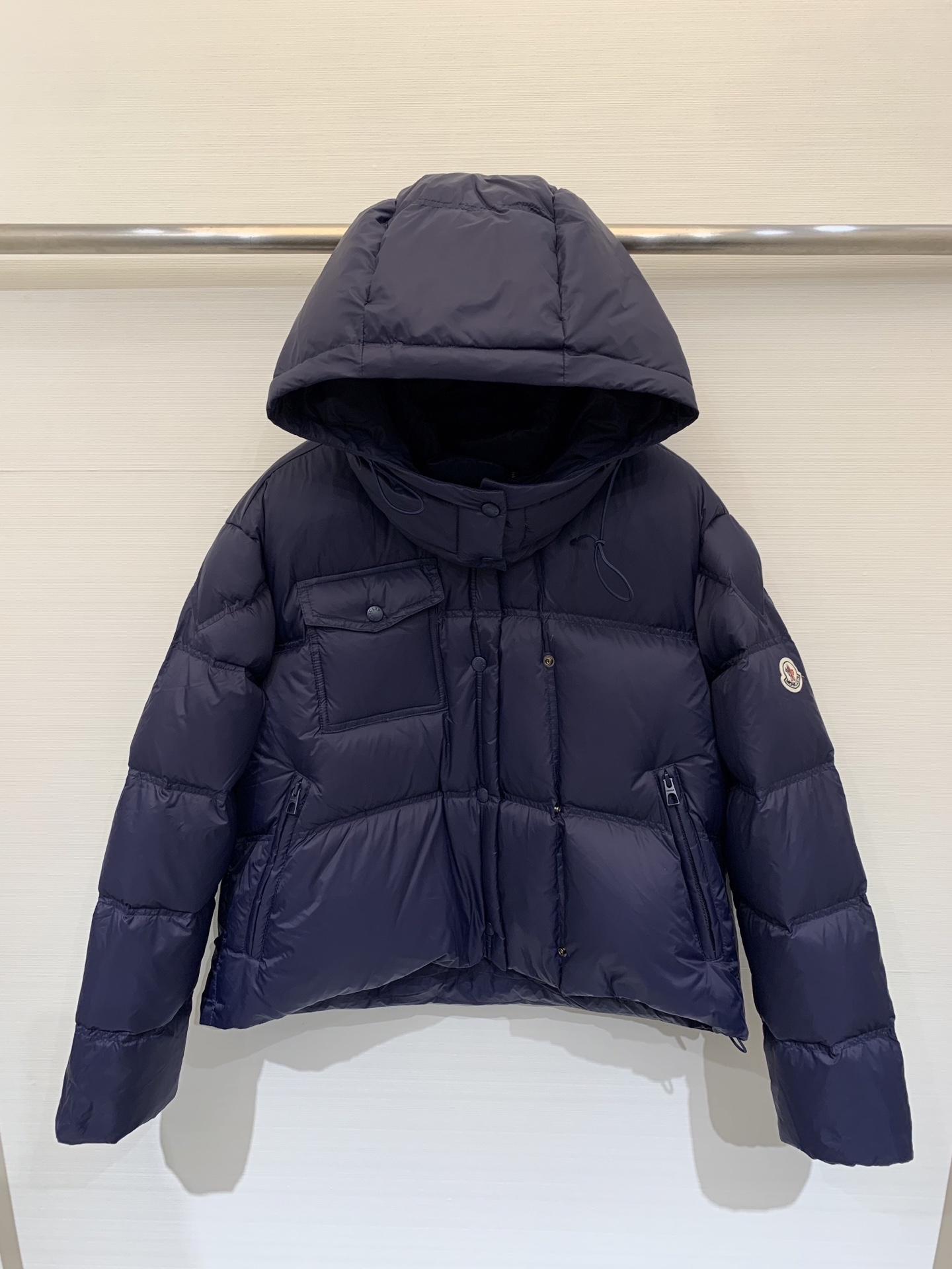 NO:546282,Moncler 25 autumn and winter new products, pocket design, sewn bread hooded down jacket, classic flip bag embellishment, fashionable and handsome, mold opening hardware and accessories, wrinkled sewn design, bread suit shapes, wrap-on shape, double-layer sleeve windproof design, fashionable and handsome, unlock various ways to wear, super love to keep, national standard 90 white goose down 225 grams filled, imported parachute nylon fabric has a wide and stylish texture, full set of hardware accessories, sml, down jacket, hats, alexander wang19860909配防尘袋Moncler 25秋冬新品 口袋设计衍缝面包连帽羽绒服 经典翻袋缀饰时髦帅气 开模五金及配件 褶皱衍缝设计面包服塑造裹身式廓形 双层袖子防风设计时髦又帅气 解锁多种穿搭方法 超级大爱自留款 国标90白鹅绒225克填充 进口降落伞尼龙面料质感挺阔有型 全套五金配件 码数sml,,down jacket,hats,alexander wang,Women's clothing