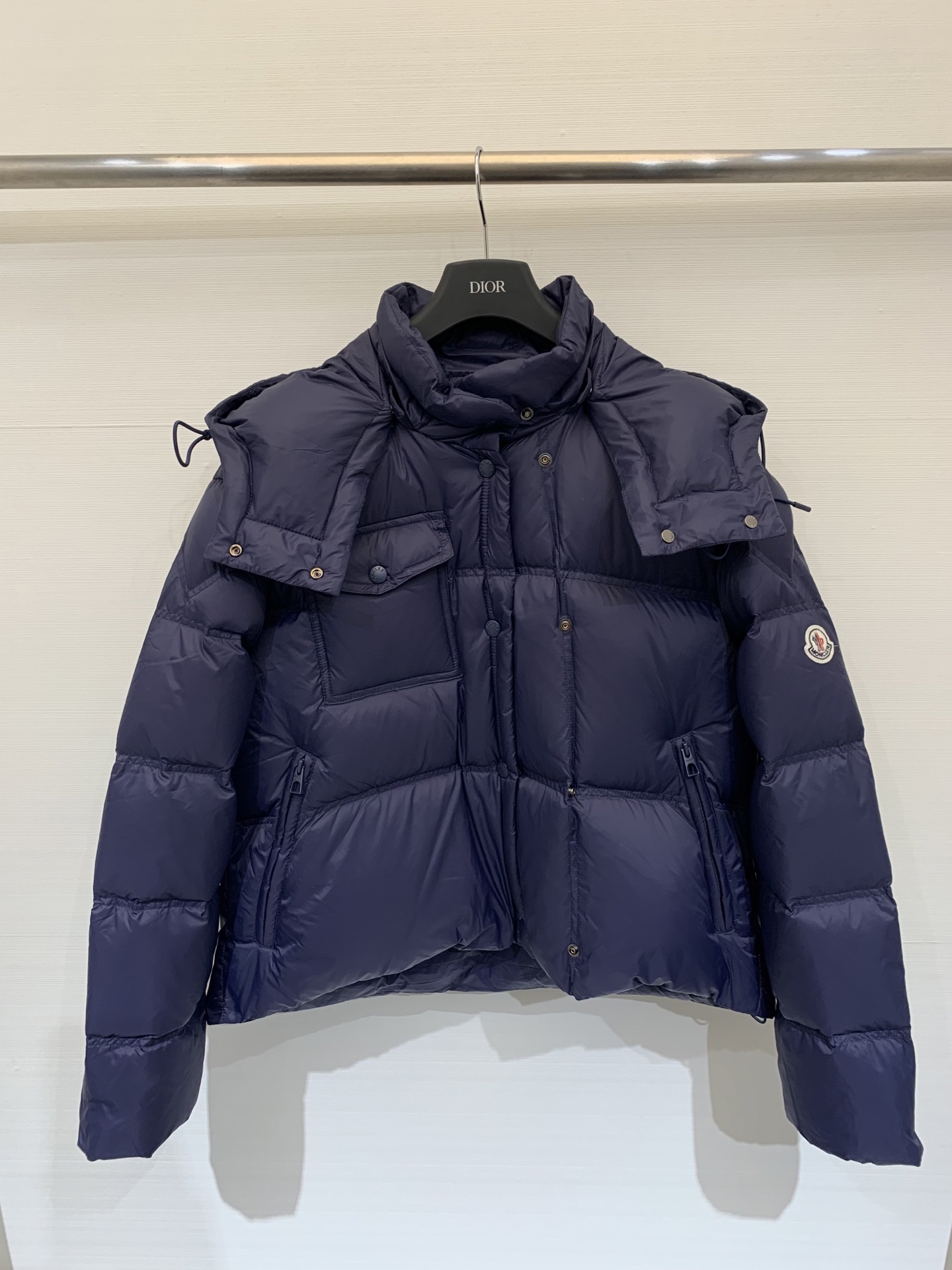 Moncler 25秋冬新品 口袋设计衍缝面包连帽羽绒服 经典翻袋缀饰时髦帅气 开模五金及配件 褶皱衍缝