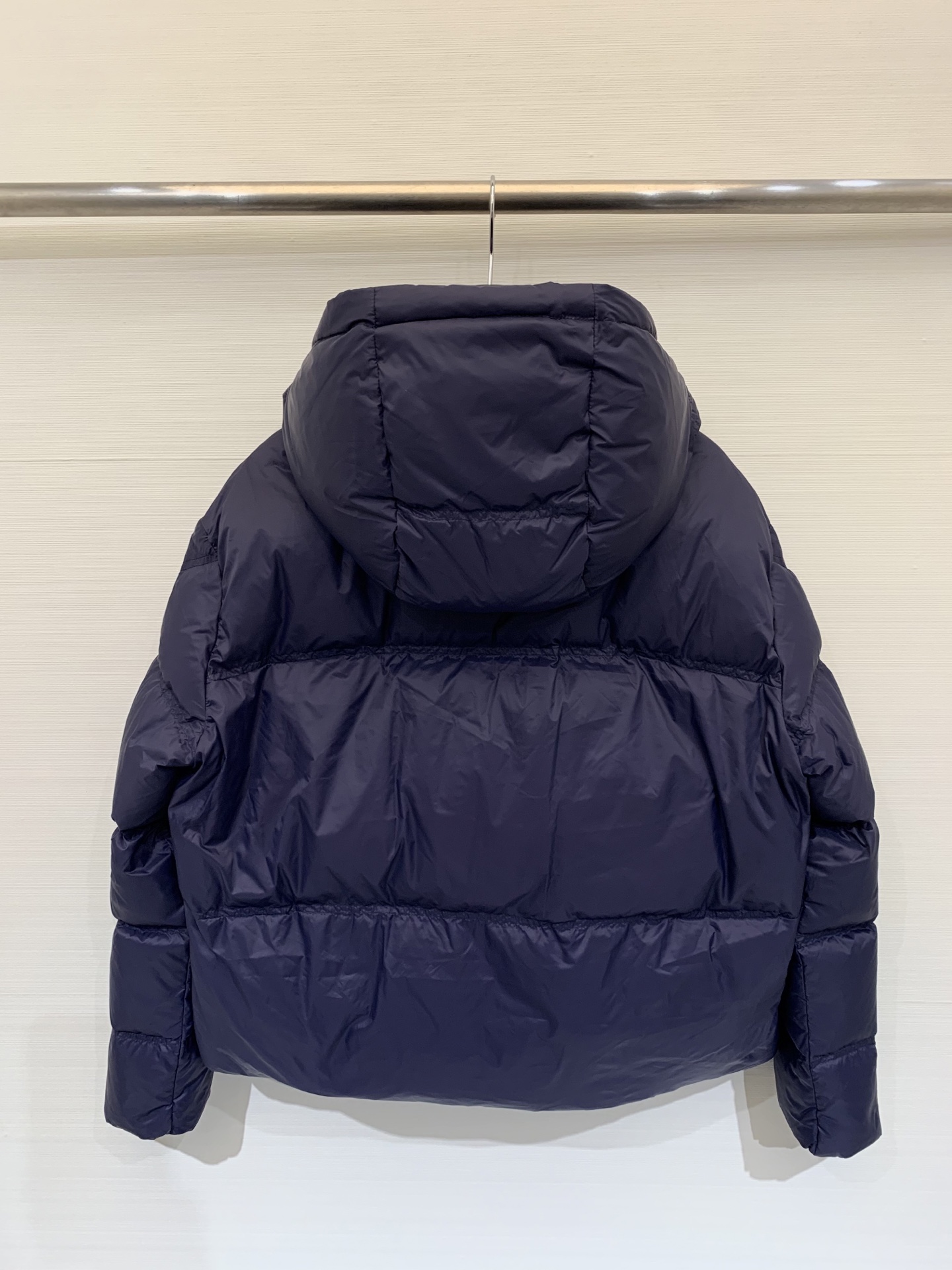 Moncler 25秋冬新品 口袋设计衍缝面包连帽羽绒服 经典翻袋缀饰时髦帅气 开模五金及配件 褶皱衍缝
