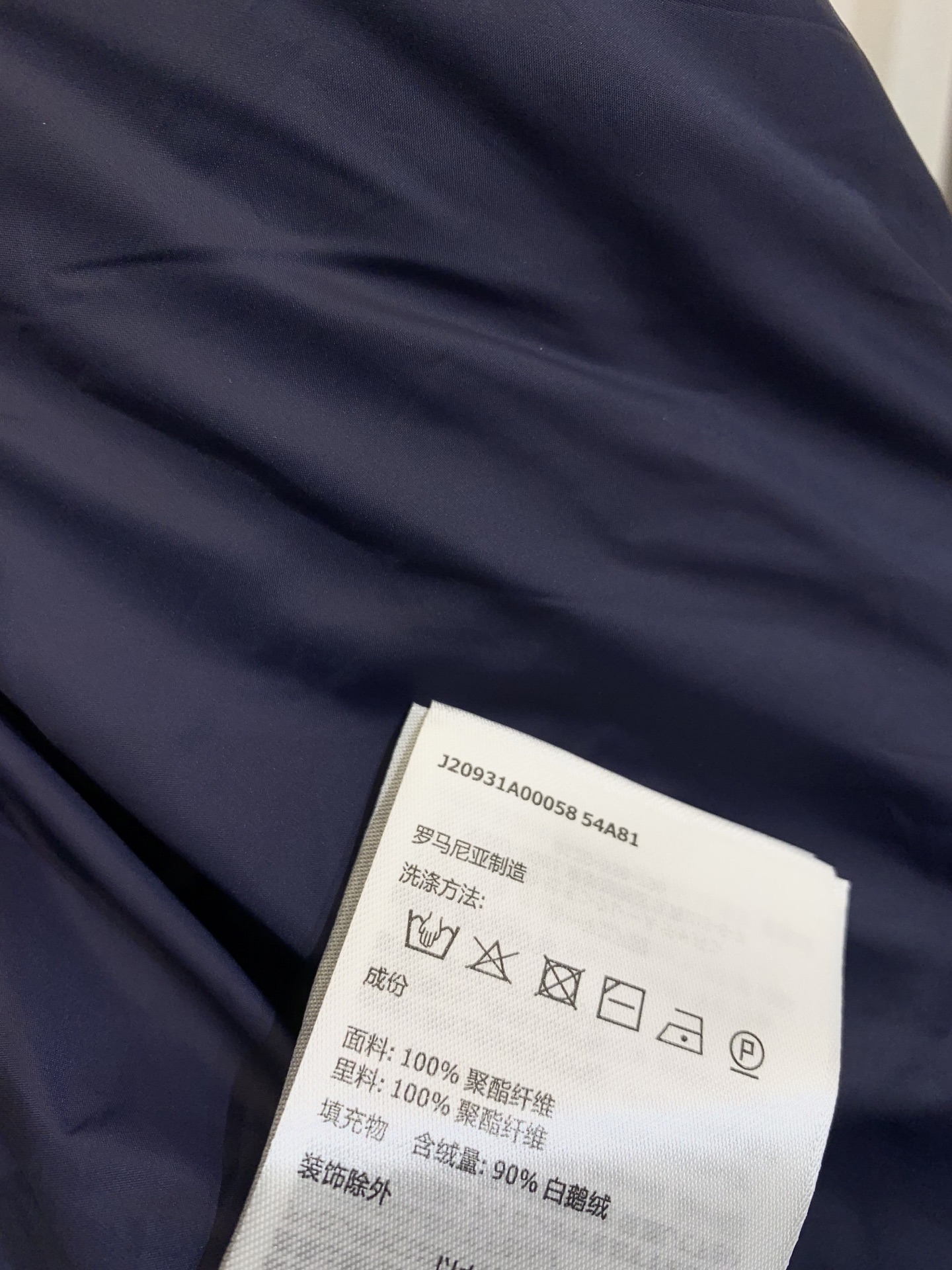 Moncler 25秋冬新品 口袋设计衍缝面包连帽羽绒服 经典翻袋缀饰时髦帅气 开模五金及配件 褶皱衍缝