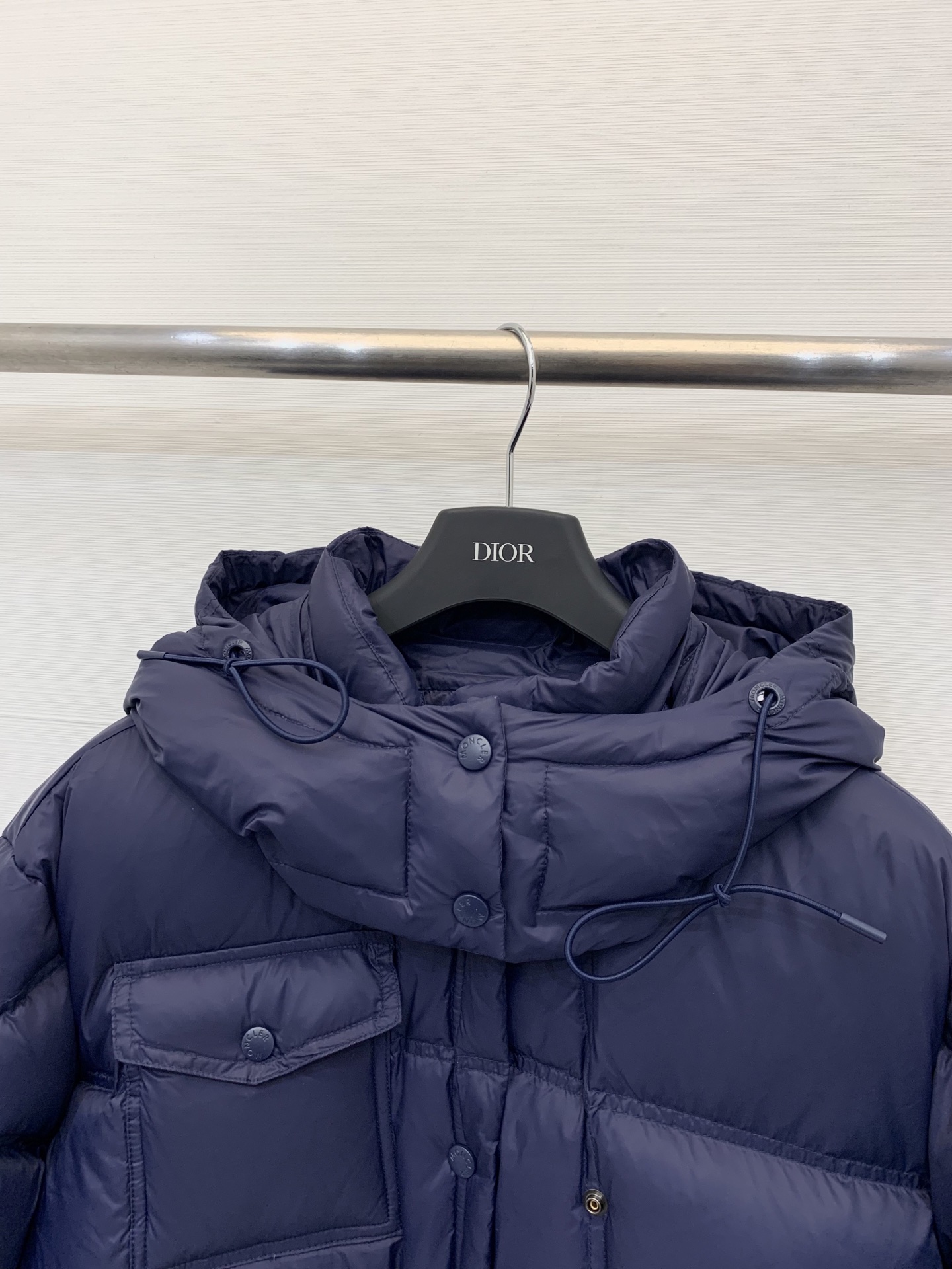 Moncler 25秋冬新品 口袋设计衍缝面包连帽羽绒服 经典翻袋缀饰时髦帅气 开模五金及配件 褶皱衍缝