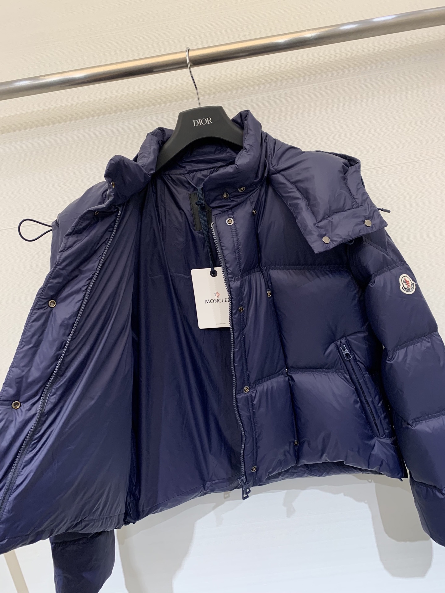 Moncler 25秋冬新品 口袋设计衍缝面包连帽羽绒服 经典翻袋缀饰时髦帅气 开模五金及配件 褶皱衍缝