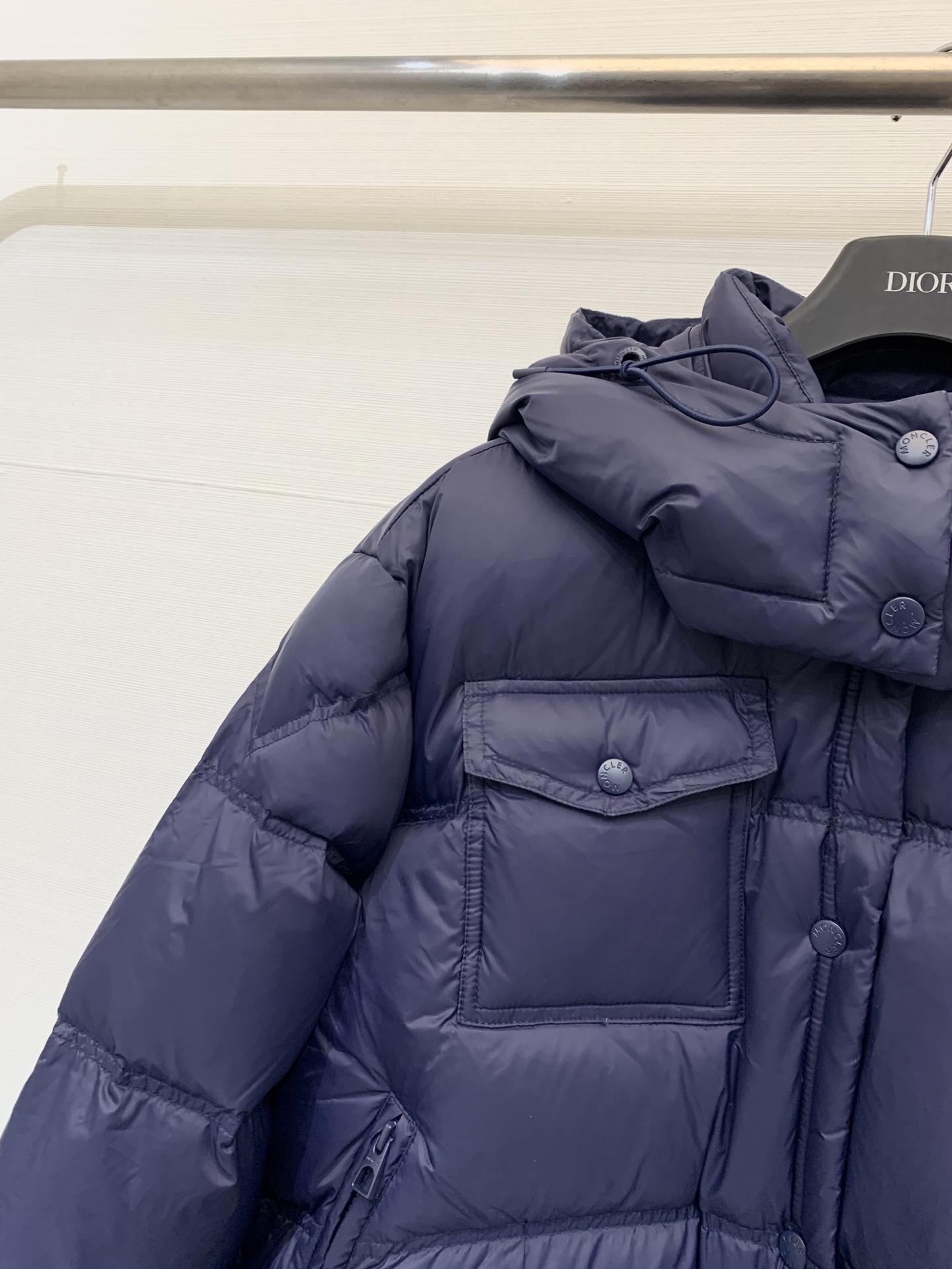 Moncler 25秋冬新品 口袋设计衍缝面包连帽羽绒服 经典翻袋缀饰时髦帅气 开模五金及配件 褶皱衍缝