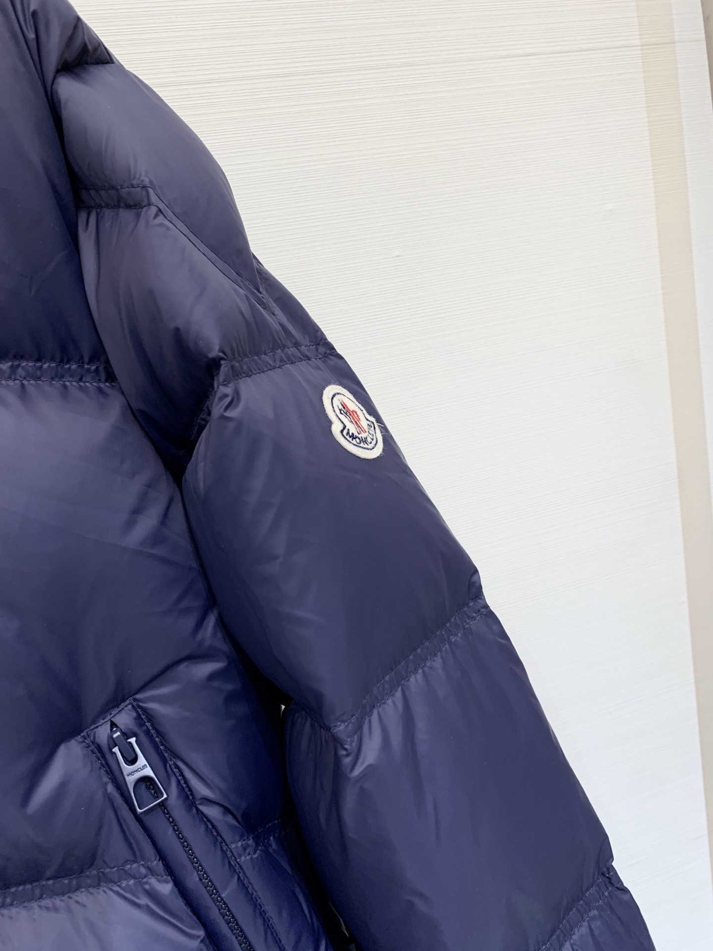 Moncler 25秋冬新品 口袋设计衍缝面包连帽羽绒服 经典翻袋缀饰时髦帅气 开模五金及配件 褶皱衍缝