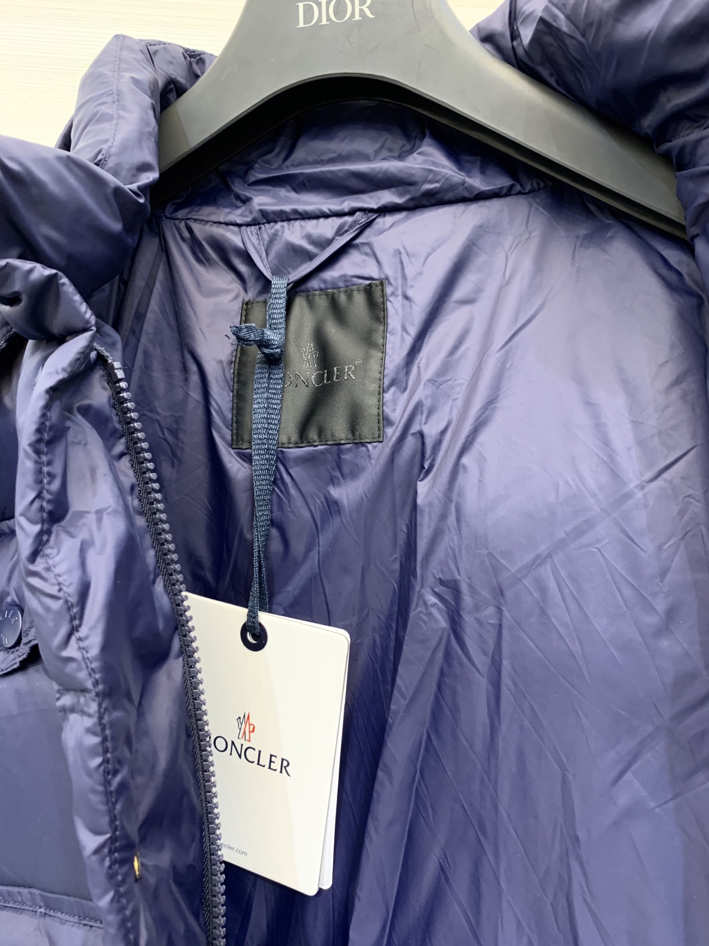 Moncler 25秋冬新品 口袋设计衍缝面包连帽羽绒服 经典翻袋缀饰时髦帅气 开模五金及配件 褶皱衍缝