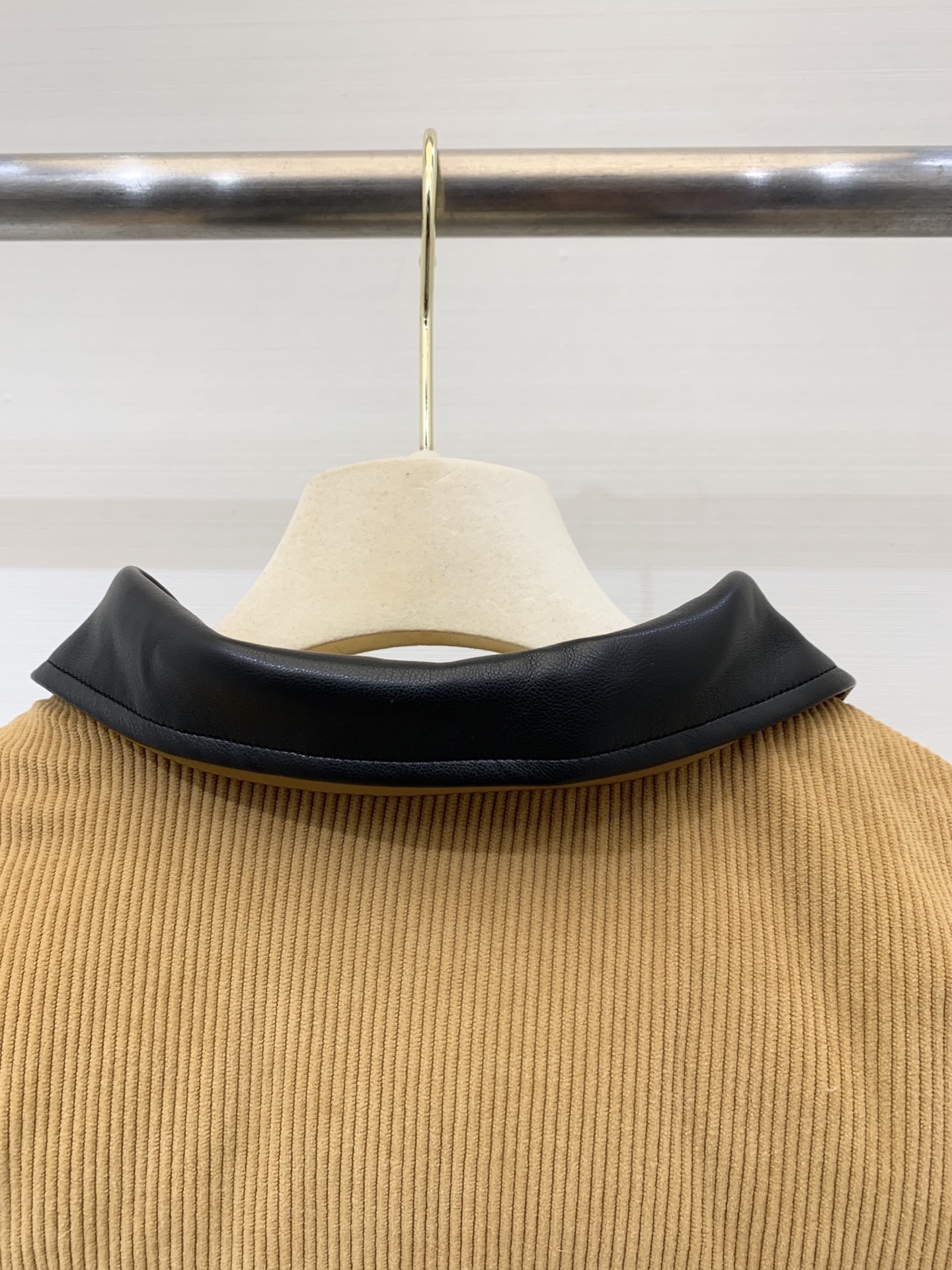 MIUMI* 25秋冬新品 灯芯绒棉服外套 撞色皮质翻领 订制拉链 云朵般柔软的舒适感yyds 可甜可盐