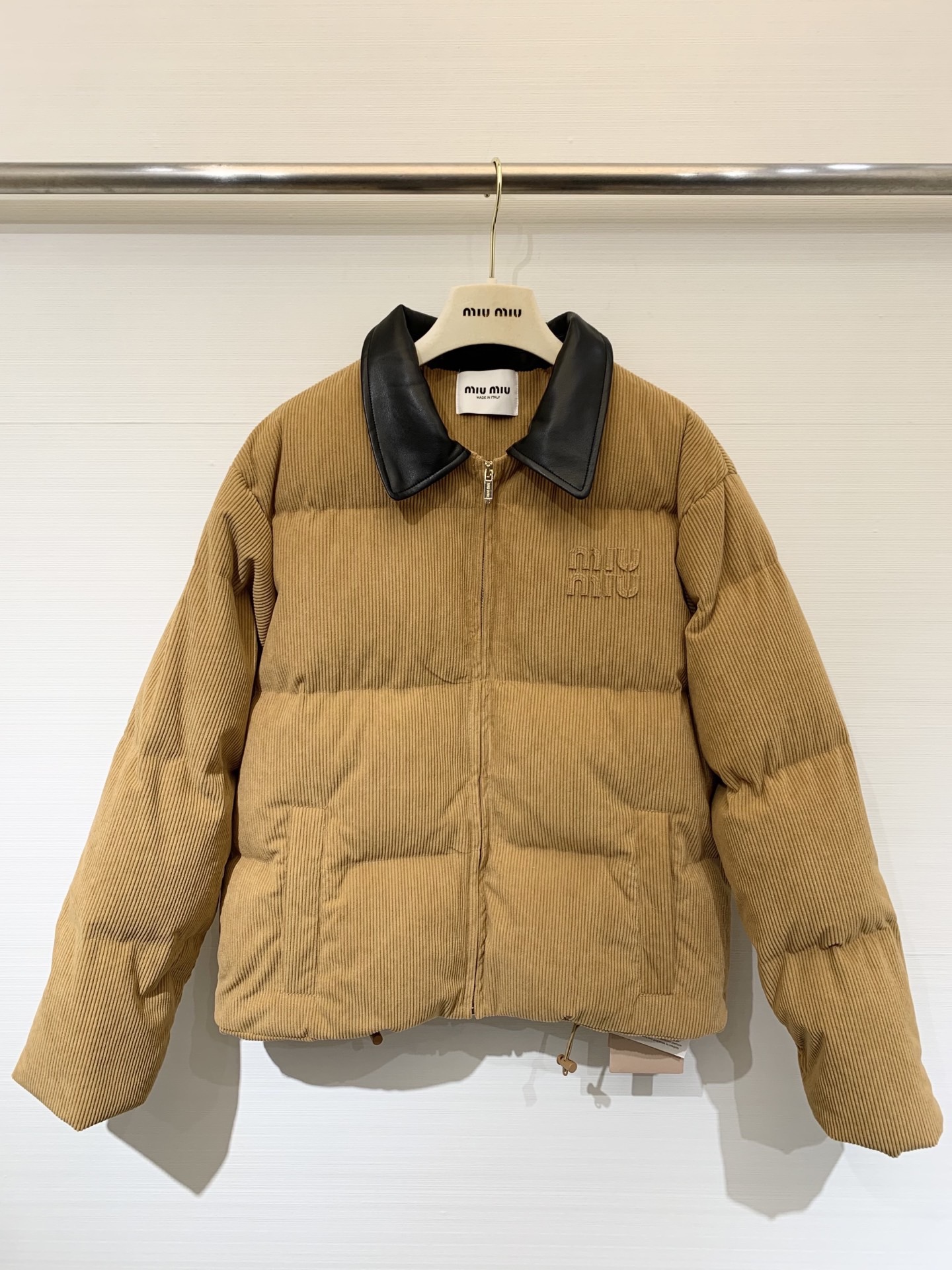 NO:546295,MIUMI* 25 autumn and winter new products Corduroy cotton jacket Contrast color leather lapel Custom zipper Soft comfort like clouds yyds Sweet and salty temperament Girlish style Positioning letter patch embroidery Fabric texture soft and light and comfortable Two colors Number sml, Miumiu, jackets & coats, alexander wang19860909MIUMI* 25秋冬新品 灯芯绒棉服外套 撞色皮质翻领 订制拉链 云朵般柔软的舒适感yyds 可甜可盐气质少女风 定位字母贴布绣 面料质感柔软轻盈舒适 两色 码数sml,,miumiu,jackets & coats,alexander wang,Women's clothing