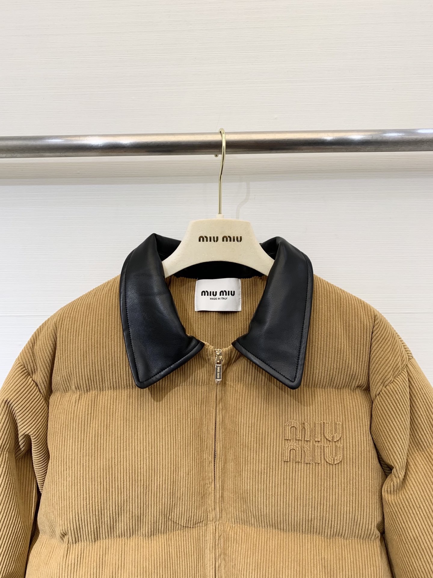 MIUMI* 25秋冬新品 灯芯绒棉服外套 撞色皮质翻领 订制拉链 云朵般柔软的舒适感yyds 可甜可盐