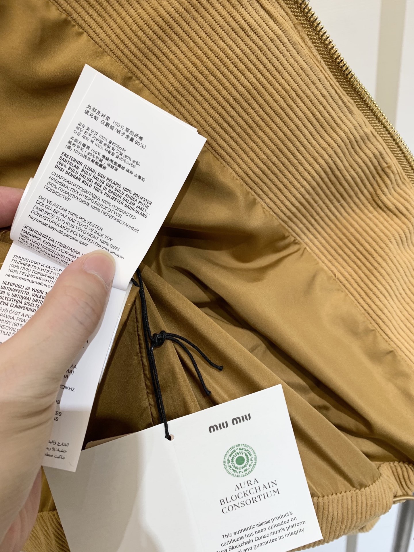 MIUMI* 25秋冬新品 灯芯绒棉服外套 撞色皮质翻领 订制拉链 云朵般柔软的舒适感yyds 可甜可盐