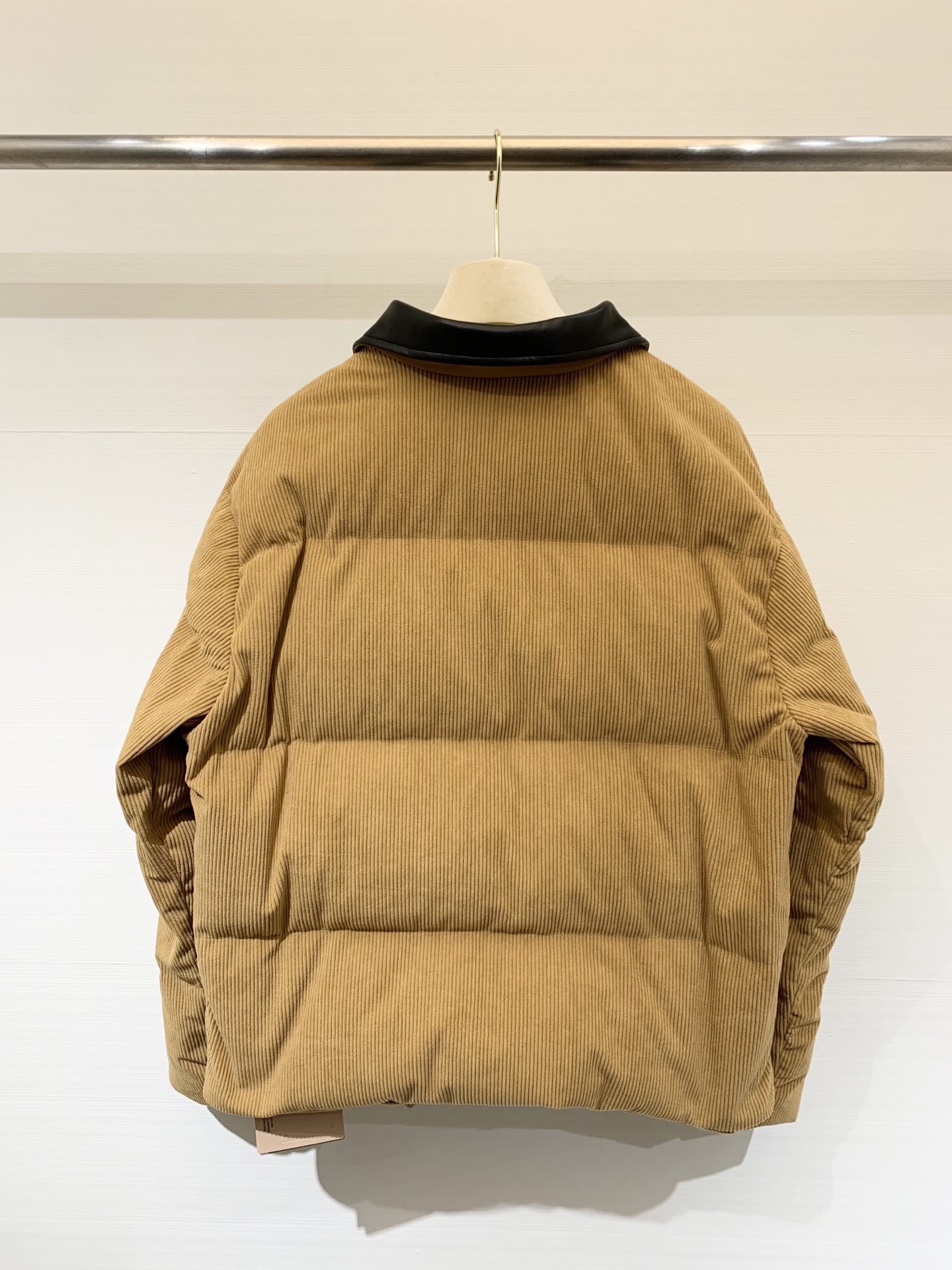 MIUMI* 25秋冬新品 灯芯绒棉服外套 撞色皮质翻领 订制拉链 云朵般柔软的舒适感yyds 可甜可盐