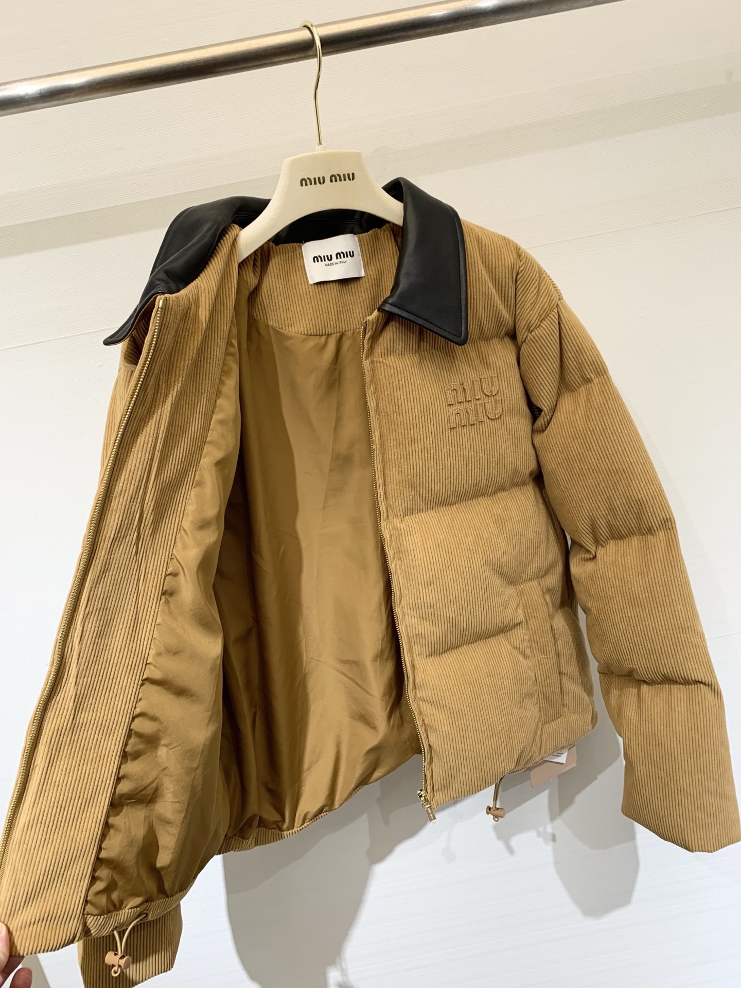 MIUMI* 25秋冬新品 灯芯绒棉服外套 撞色皮质翻领 订制拉链 云朵般柔软的舒适感yyds 可甜可盐