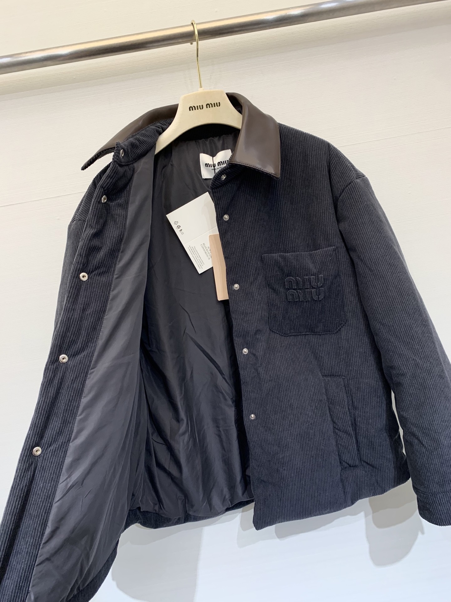 MIUMI* 25秋冬新品 灯芯绒棉服按扣外套 撞色皮质翻领 订制拉链 云朵般柔软的舒适感yyds 可甜