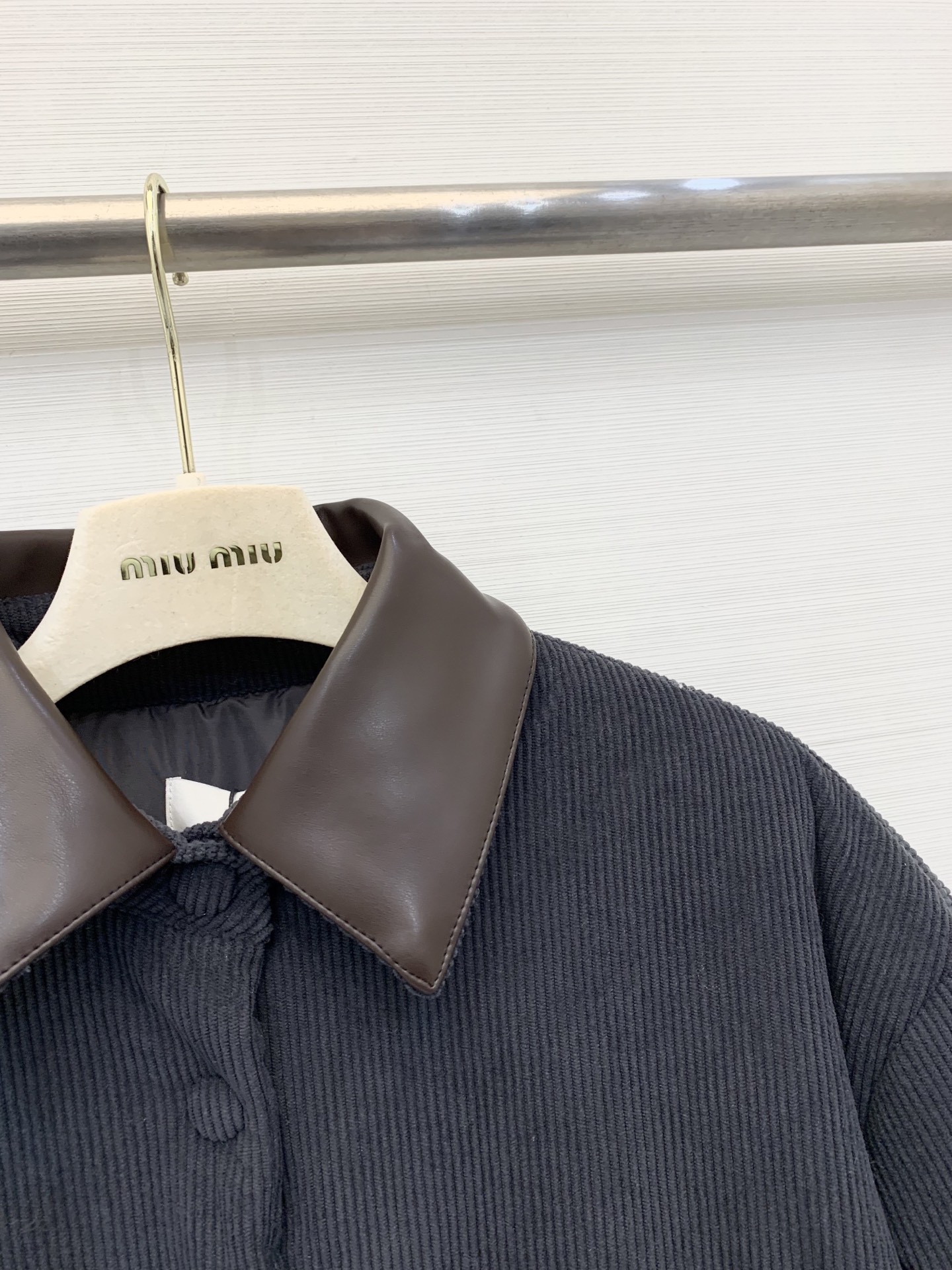 MIUMI* 25秋冬新品 灯芯绒棉服按扣外套 撞色皮质翻领 订制拉链 云朵般柔软的舒适感yyds 可甜