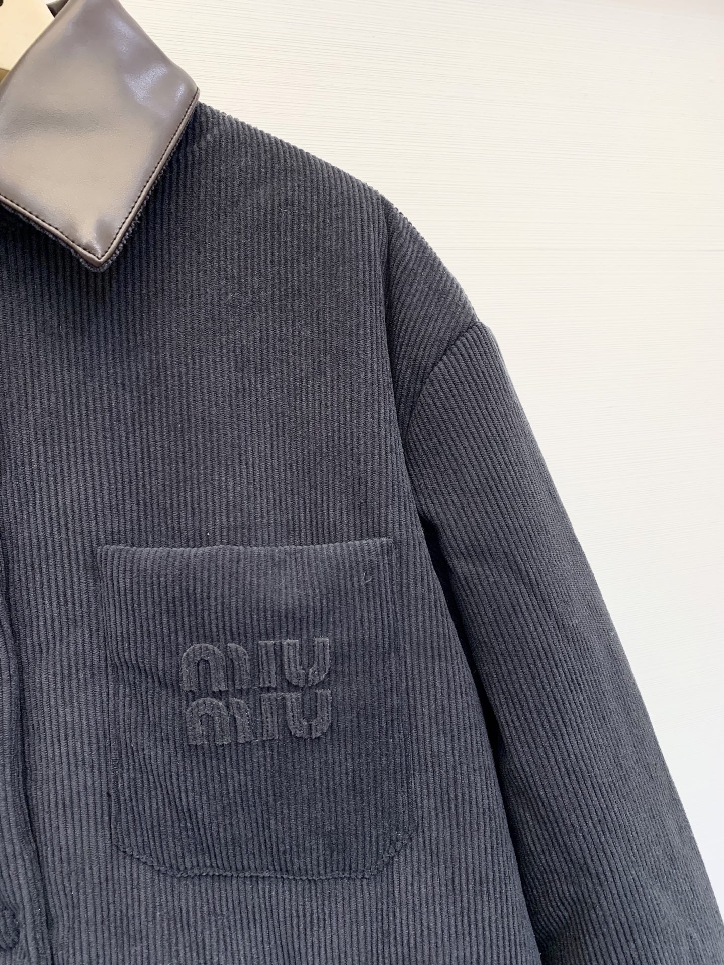 MIUMI* 25秋冬新品 灯芯绒棉服按扣外套 撞色皮质翻领 订制拉链 云朵般柔软的舒适感yyds 可甜