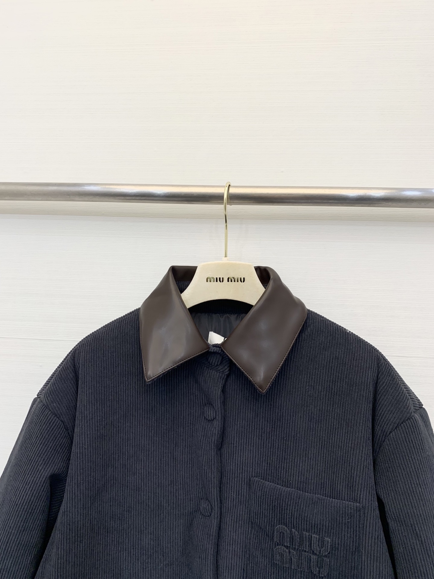 MIUMI* 25秋冬新品 灯芯绒棉服按扣外套 撞色皮质翻领 订制拉链 云朵般柔软的舒适感yyds 可甜