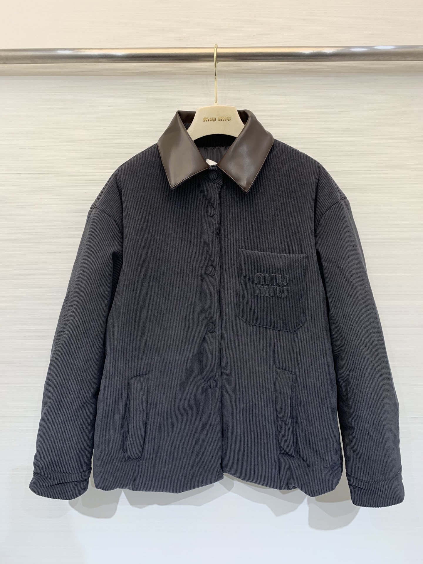 NO:546305,MIUMI* 25 autumn and winter new products Corduroy cotton jacket Snap jacket Contrast color leather lapel Custom zipper Soft comfort like clouds yyds Sweet and salty temperament Girlish style Positioning letter patch embroidery Fabric texture soft and light and comfortable Two colors Number sml, Miumiu, jackets & coats, alexander wang19860909MIUMI* 25秋冬新品 灯芯绒棉服按扣外套 撞色皮质翻领 订制拉链 云朵般柔软的舒适感yyds 可甜可盐气质少女风 定位字母贴布绣 面料质感柔软轻盈舒适 两色 码数sml,,miumiu,jackets & coats,alexander wang,Women's clothing