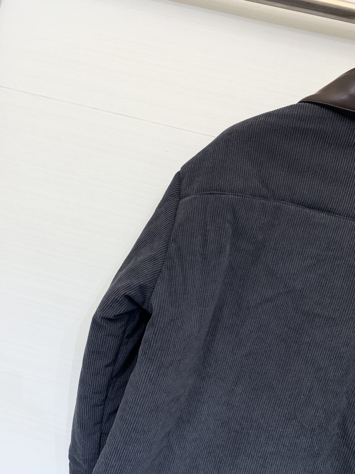 MIUMI* 25秋冬新品 灯芯绒棉服按扣外套 撞色皮质翻领 订制拉链 云朵般柔软的舒适感yyds 可甜