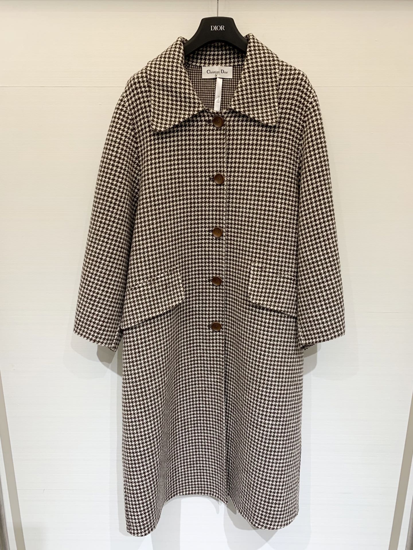 NO:546332,DIOR 2025 autumn and winter new product, brown houndstooth double-sided cashmere long coat, super heavyweight, 10 cashmere 90 wool fabric, the most classic handmade series, suitable length, loose fitting to accommodate all body shapes, classic lapel collar design, 360-degree silhouette, unique aura, soft and smooth fabric, sml,,dior,alexander wang19860909DIOR 2025秋冬新品 咖色千鸟格双面羊绒长款大衣 超级重磅 采用10羊绒90羊毛面料 最经典的手工系列 适宜的长度 宽松的版型包容各种身材 经典翻领领设计 360度廓形都很漂亮 气场一绝 面料柔软又垂顺 码数sml,,dior,alexander wang,Women's clothing