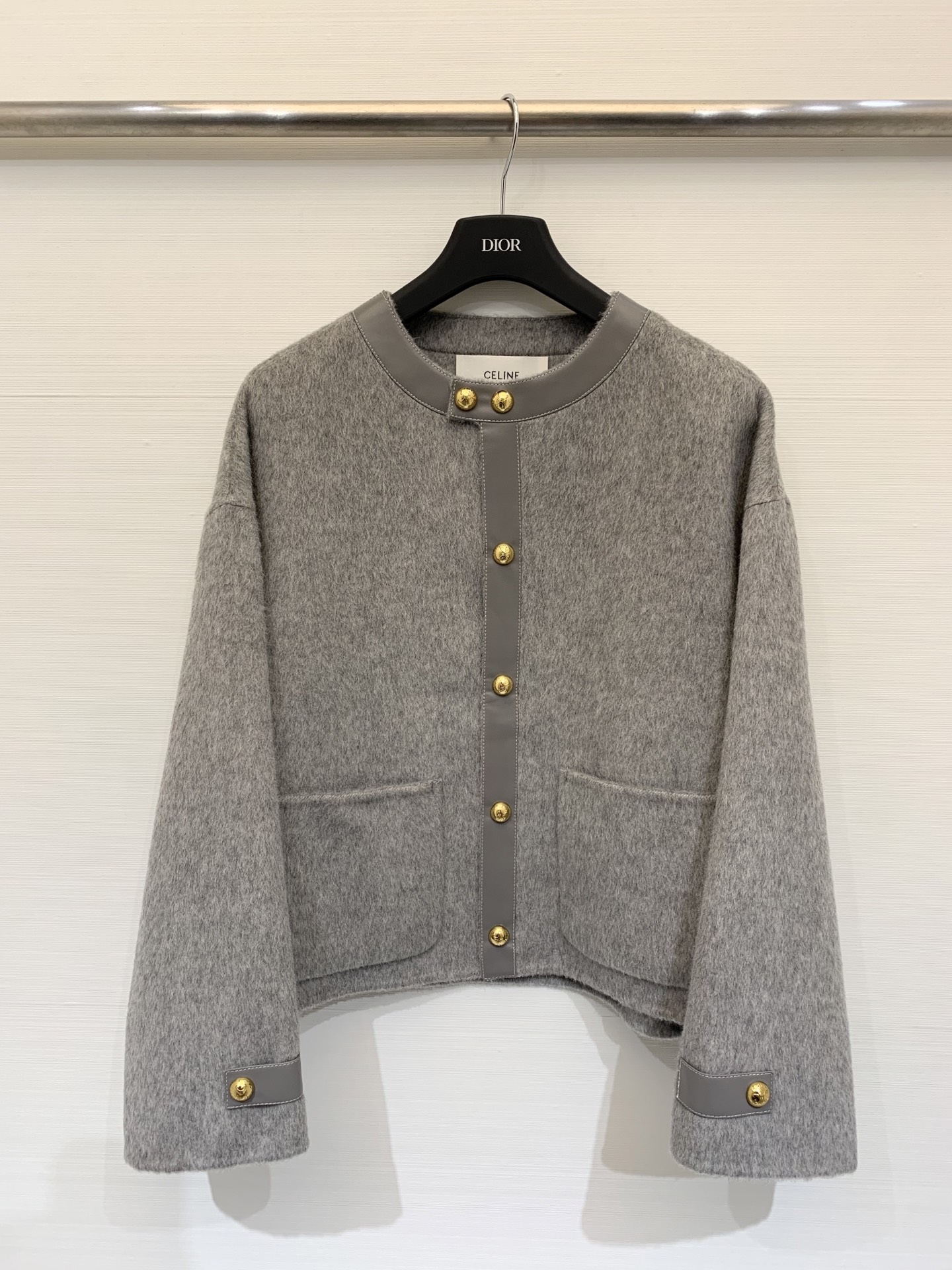 NO:546296,With dust bag Celine 25 autumn and winter new style, Pinpile Suli Alpaca jacket, Exclusive custom muskie 10 Suli Alpaca 90 wool fabric, Custom Arc de Triomphe logo hardware buttons, retro and casual, single-breasted design, super stacking artifact, leather and edge craftsmanship, classic overzise loose version, huge slimming on the upper body!  Two-color sml, celine, jackets & coats,alexander wang19860909配防尘袋Celine 25秋冬新款 拼皮苏丽羊驼外套 独家定制麂10苏丽羊驼90羊毛面料 定制凯旋门logo五金纽扣 复古休闲感十足 单排扣设计 超级叠搭神器 拼皮包边工艺 经典overzise宽松版型上身巨显瘦！ 两色sml,,celine,jackets & coats,alexander wang,Women's clothing