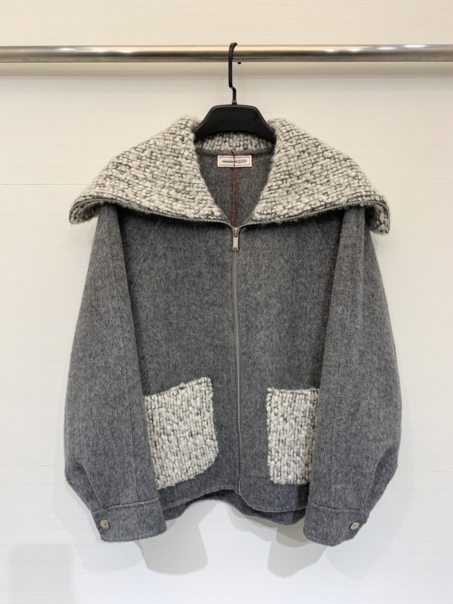 NO:547196,Alexander McQueen 25 autumn and winter new products, large fur collar double-sided wool jacket, the whole piece is light and warm, contrasting large fur collar plush double pocket design, showing the sweet and atmospheric normal loose fit, versatile autumn and winter, high-quality texture, sm, jackets & coats, alexander wang19860909配防尘袋Alexander McQueen 25秋冬新品 大翻毛领双面羊毛外套 整件轻盈保暖 撞色大翻毛领毛绒双口袋设计 穿出大女主的甜美大气 常规宽松版型 秋冬百搭好物 质感高级 码数sm,,jackets & coats,alexander wang,Women's clothing