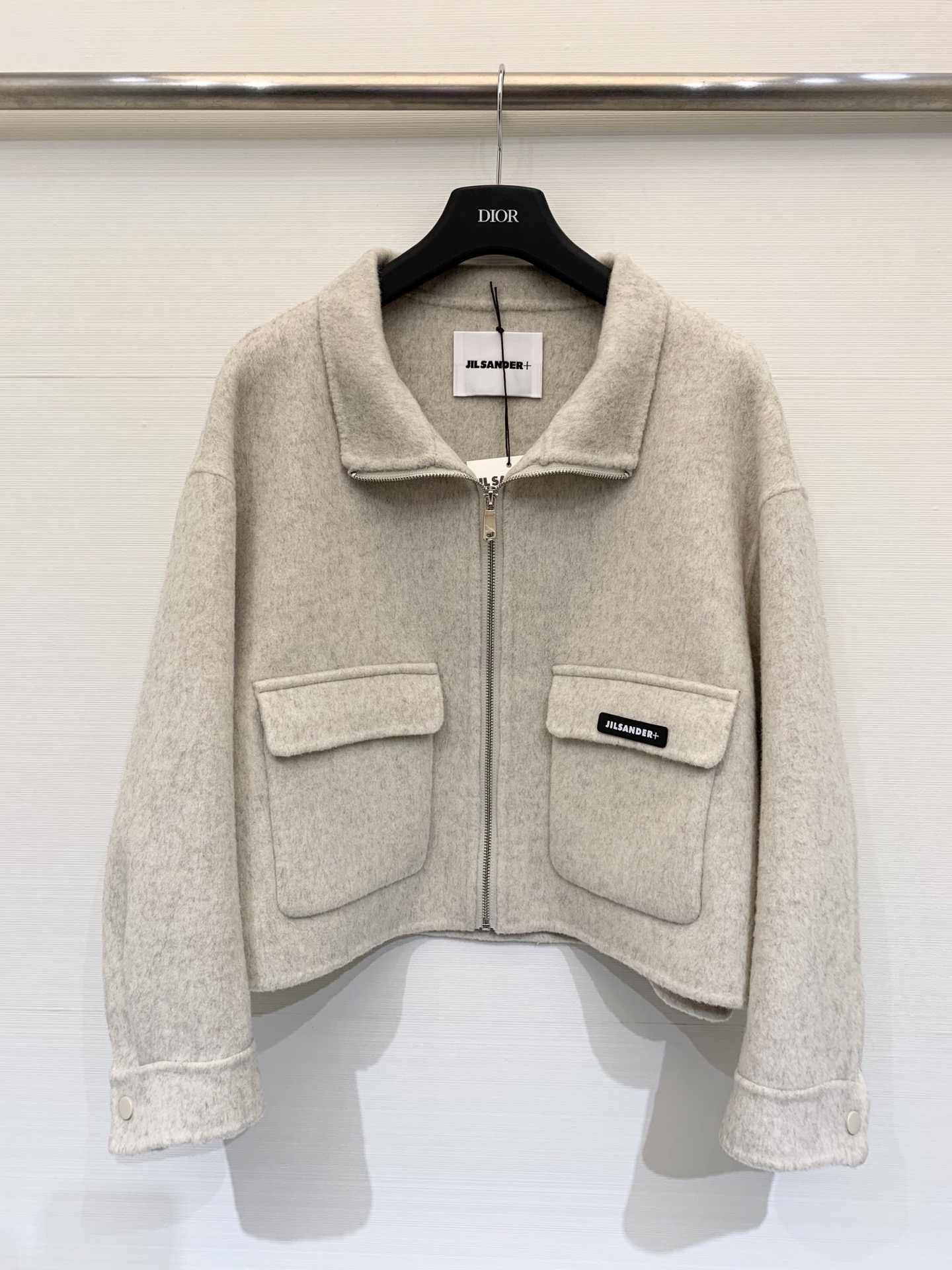 NO:546290,JILSANDER 25 autumn and winter new style minimalist double-pocket lapel double-sided wool jacket running volume super cost-effective pocket embellishment leather logo loose short style minimalist high-end and atmospheric two-color sml, jil sander, jackets & coats, alexander wang19860909JILSANDER 25秋冬新款 极简双口袋翻领双面羊毛外套 跑量款超高性价比 口袋点缀皮质logo 宽松短款版型 极简高级大气 两色sml,,jil sander,jackets & coats,alexander wang,Women's clothing