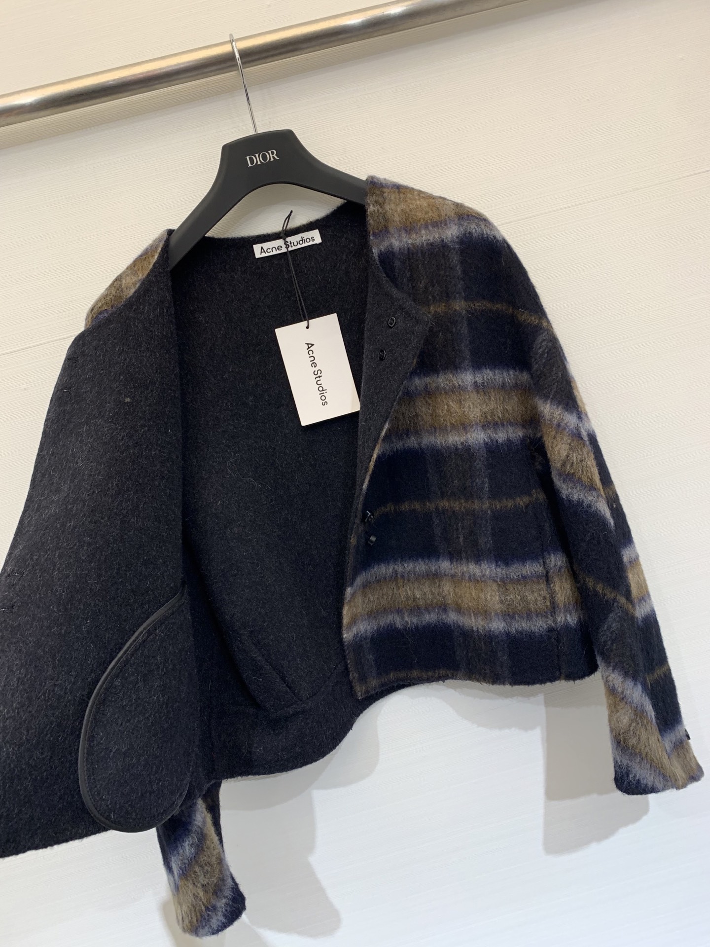 Acnestudios 2025亲肤新品 复古条格纹双面苏力羊毛外套 圆领短款设计 采用高订苏丽羊毛混纺