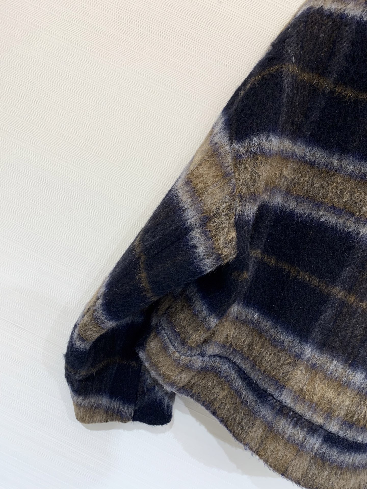 Acnestudios 2025亲肤新品 复古条格纹双面苏力羊毛外套 圆领短款设计 采用高订苏丽羊毛混纺