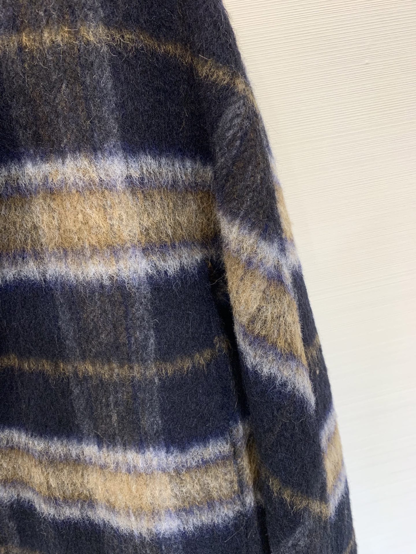 Acnestudios 2025亲肤新品 复古条格纹双面苏力羊毛外套 圆领短款设计 采用高订苏丽羊毛混纺