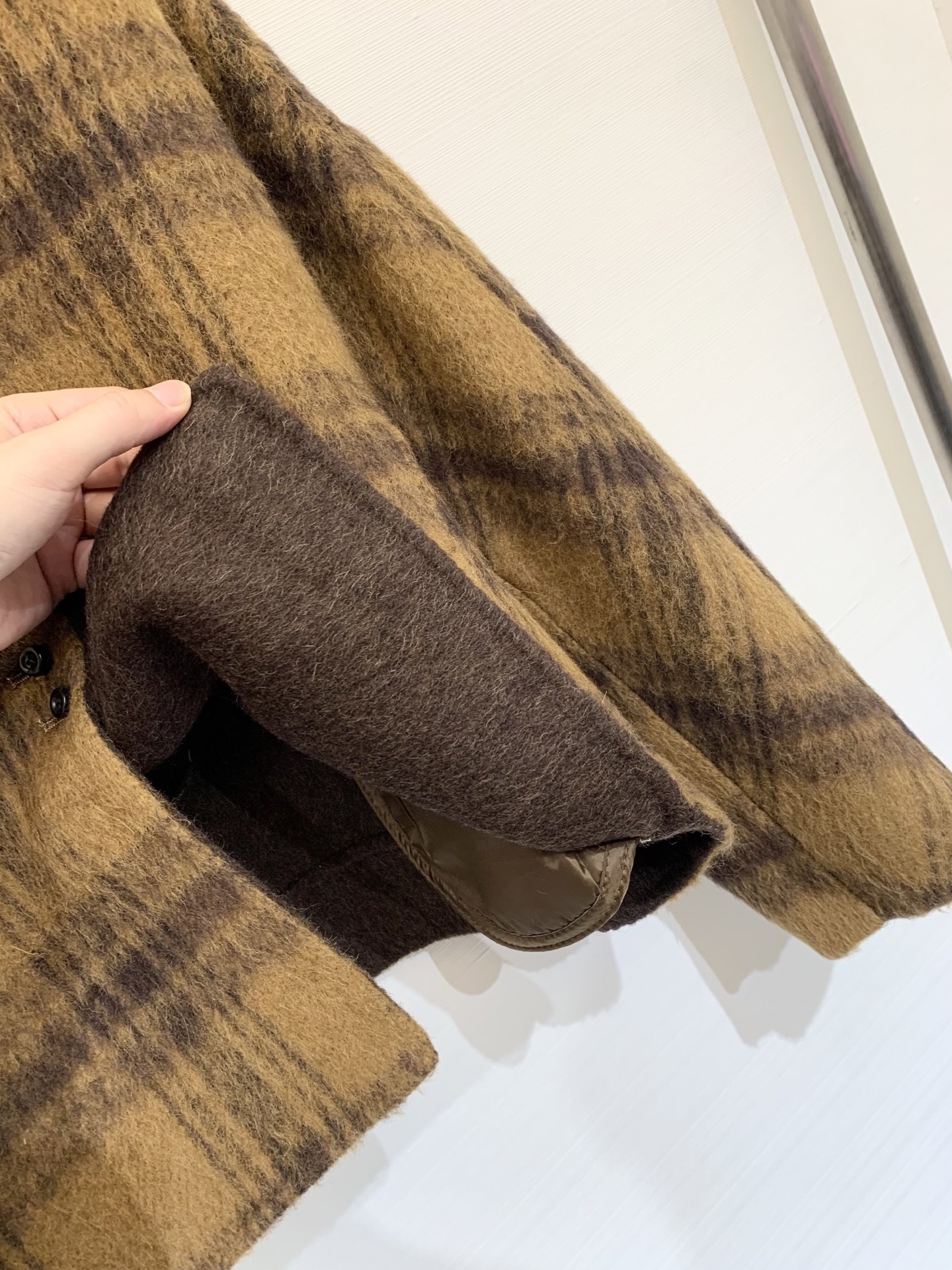 Acnestudios 2025亲肤新品 复古条格纹双面苏力羊毛外套 圆领短款设计 采用高订苏丽羊毛混纺