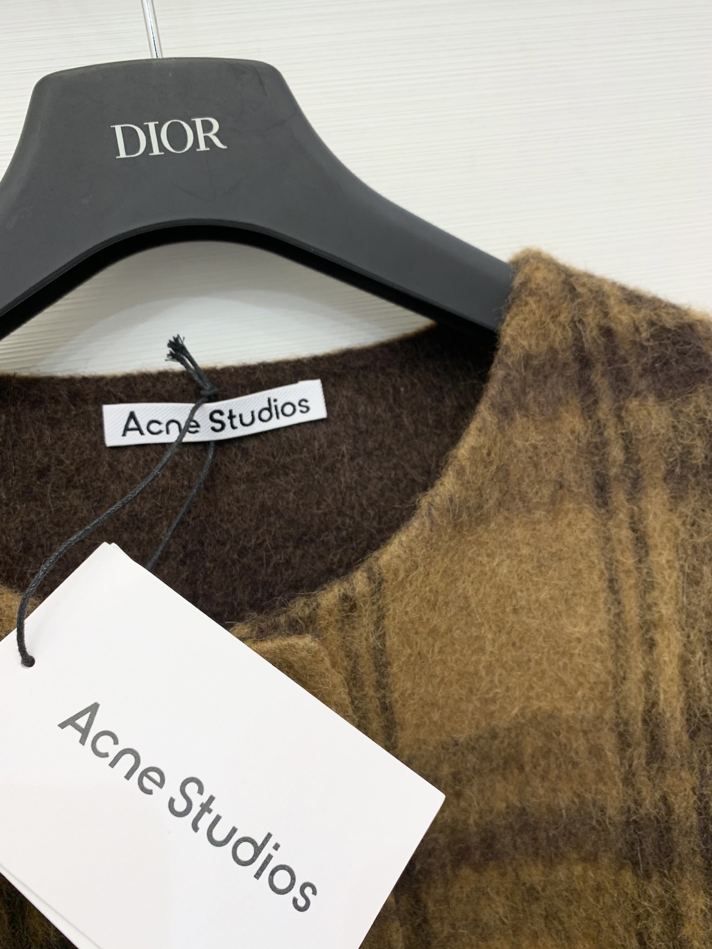 Acnestudios 2025亲肤新品 复古条格纹双面苏力羊毛外套 圆领短款设计 采用高订苏丽羊毛混纺