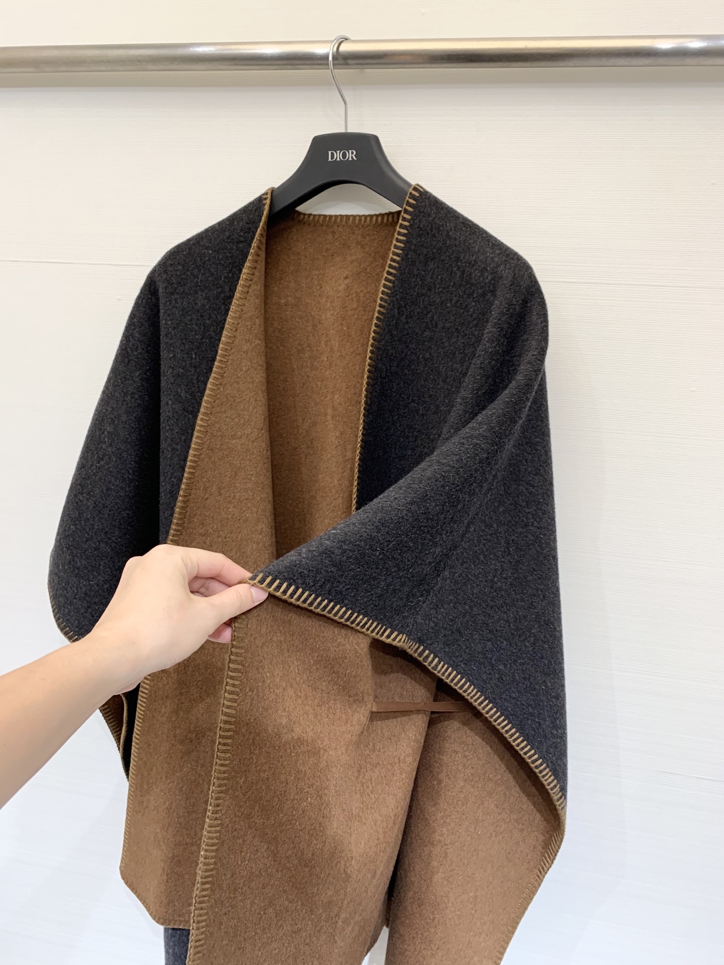 Marni 25秋冬最新款 双面羊绒披肩大斗篷 定制10羊绒90羊毛呢面料 质感细腻挺阔 纯手工滚边明线