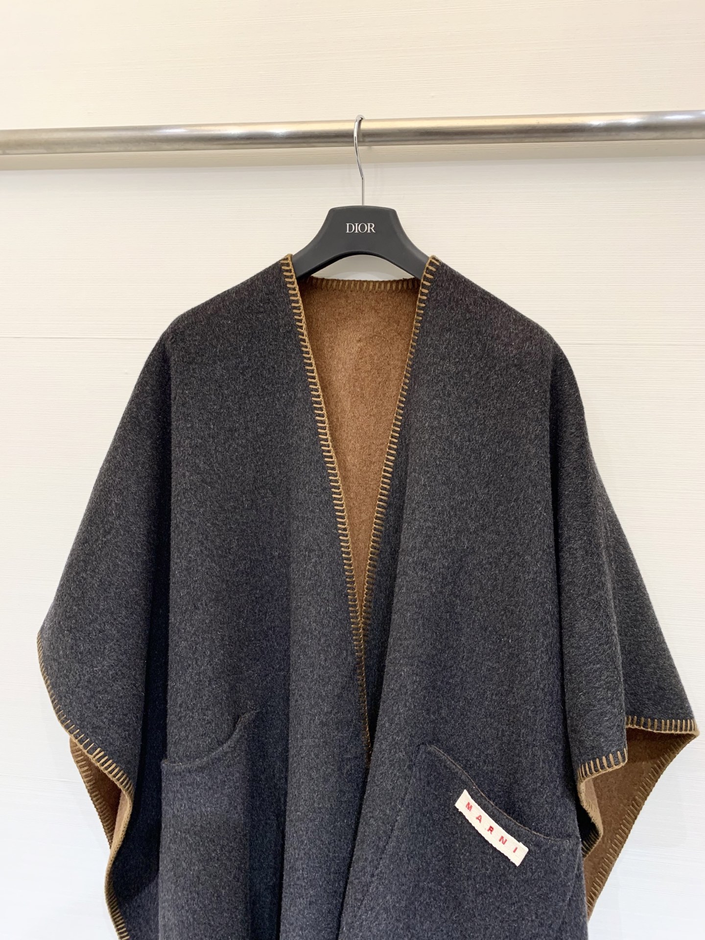 Marni 25秋冬最新款 双面羊绒披肩大斗篷 定制10羊绒90羊毛呢面料 质感细腻挺阔 纯手工滚边明线