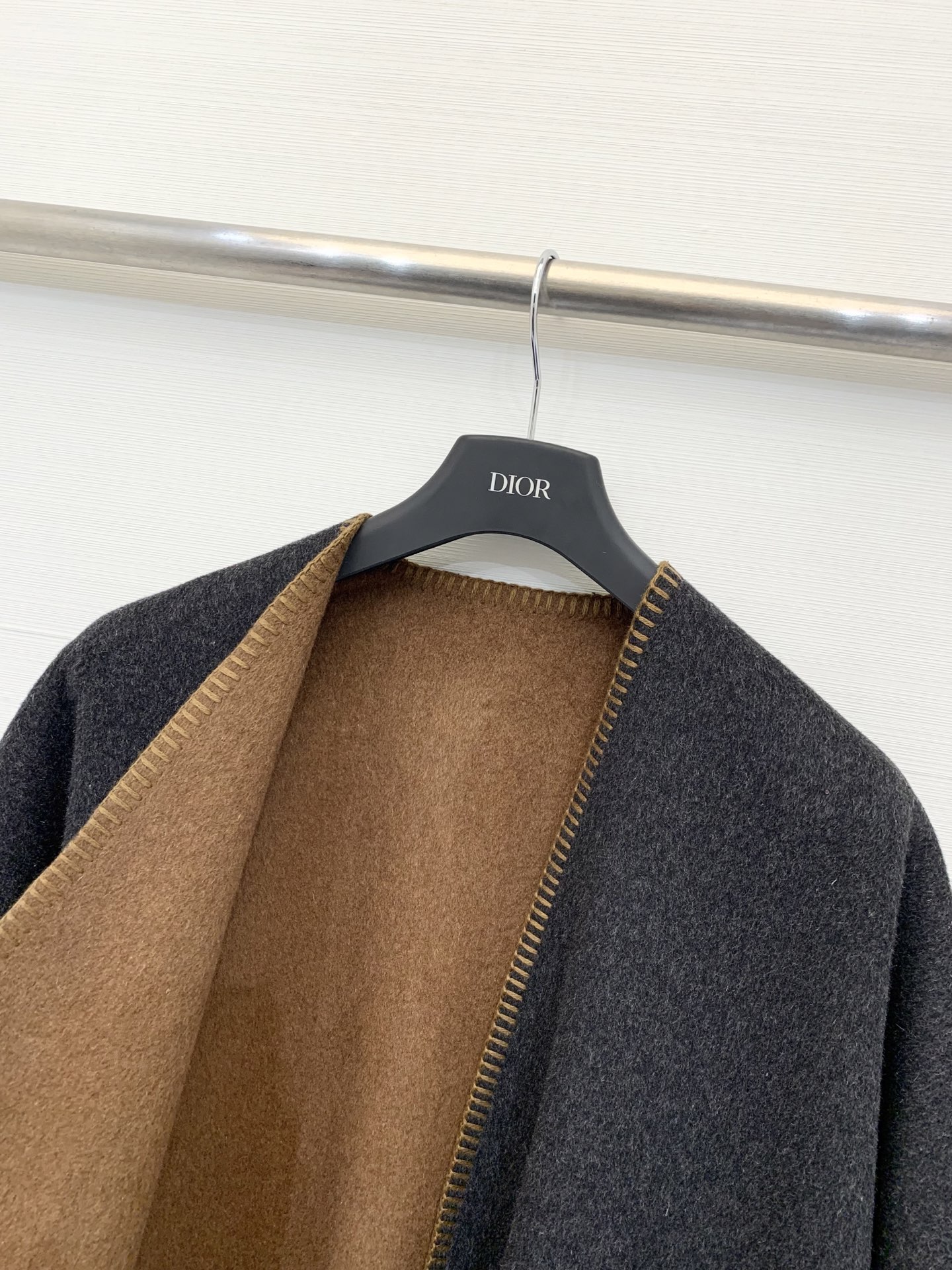 Marni 25秋冬最新款 双面羊绒披肩大斗篷 定制10羊绒90羊毛呢面料 质感细腻挺阔 纯手工滚边明线