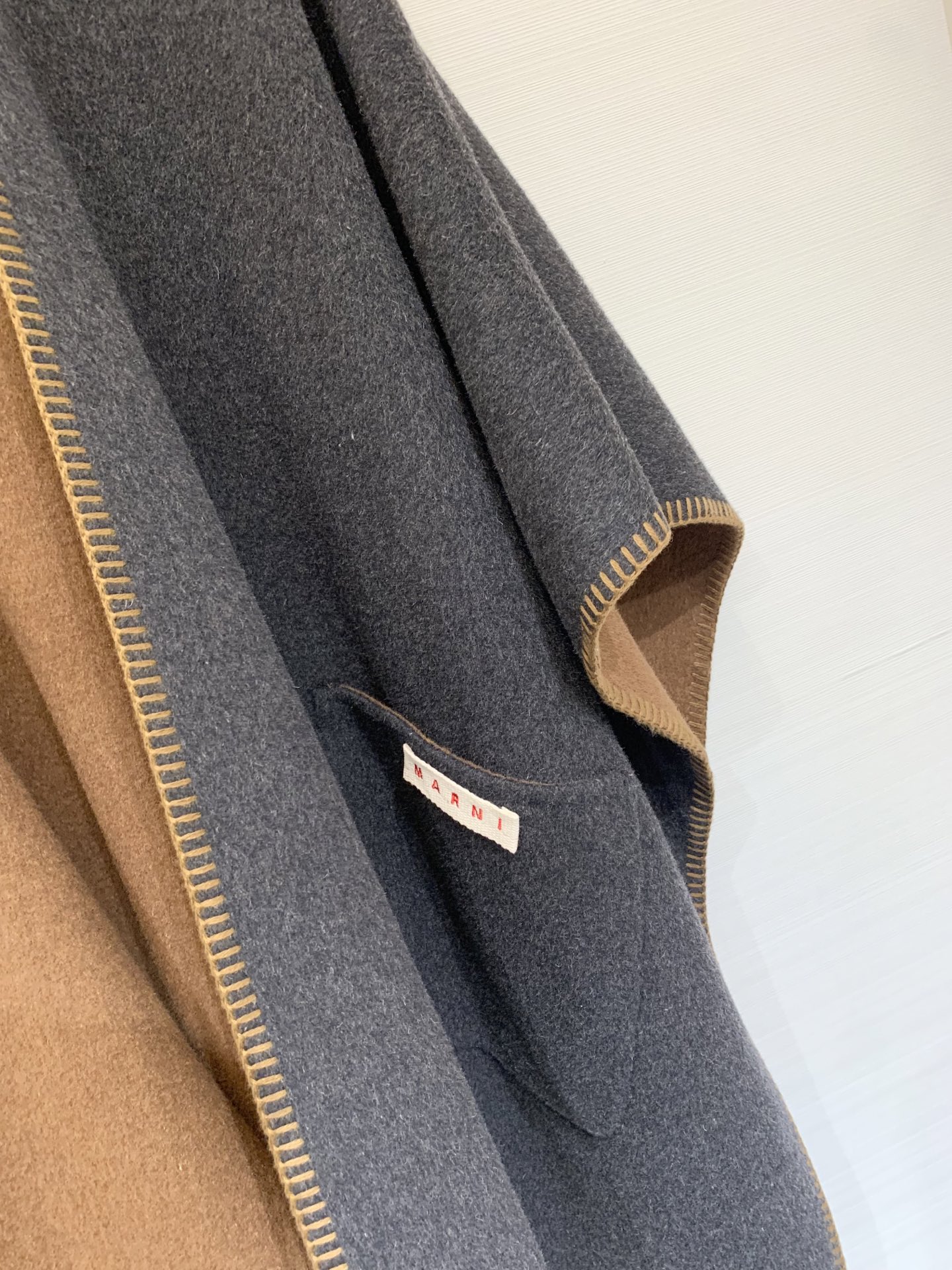 Marni 25秋冬最新款 双面羊绒披肩大斗篷 定制10羊绒90羊毛呢面料 质感细腻挺阔 纯手工滚边明线