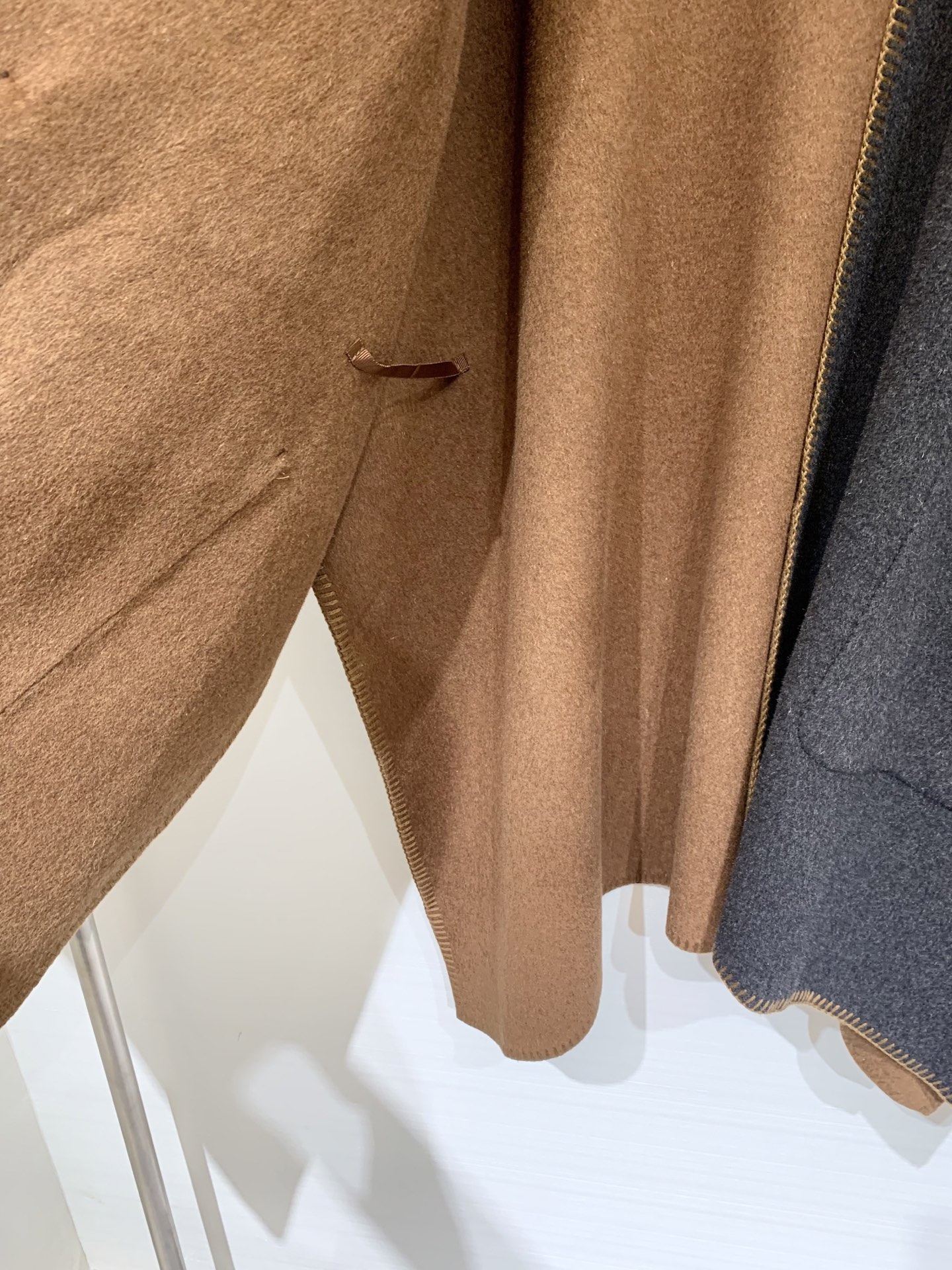 Marni 25秋冬最新款 双面羊绒披肩大斗篷 定制10羊绒90羊毛呢面料 质感细腻挺阔 纯手工滚边明线