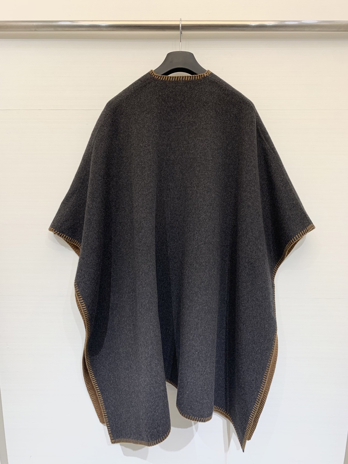 Marni 25秋冬最新款 双面羊绒披肩大斗篷 定制10羊绒90羊毛呢面料 质感细腻挺阔 纯手工滚边明线