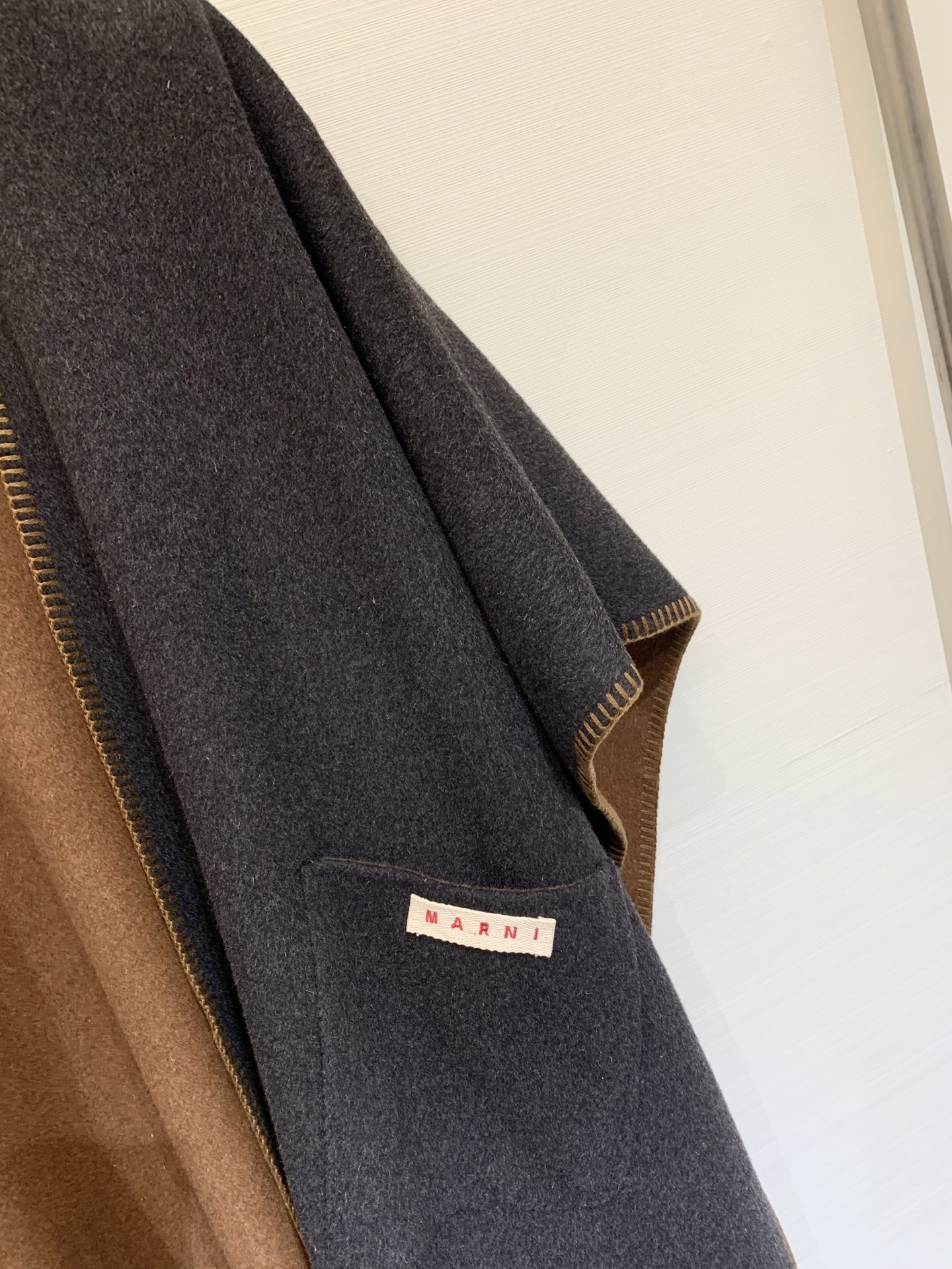 Marni 25秋冬最新款 双面羊绒披肩大斗篷 定制10羊绒90羊毛呢面料 质感细腻挺阔 纯手工滚边明线