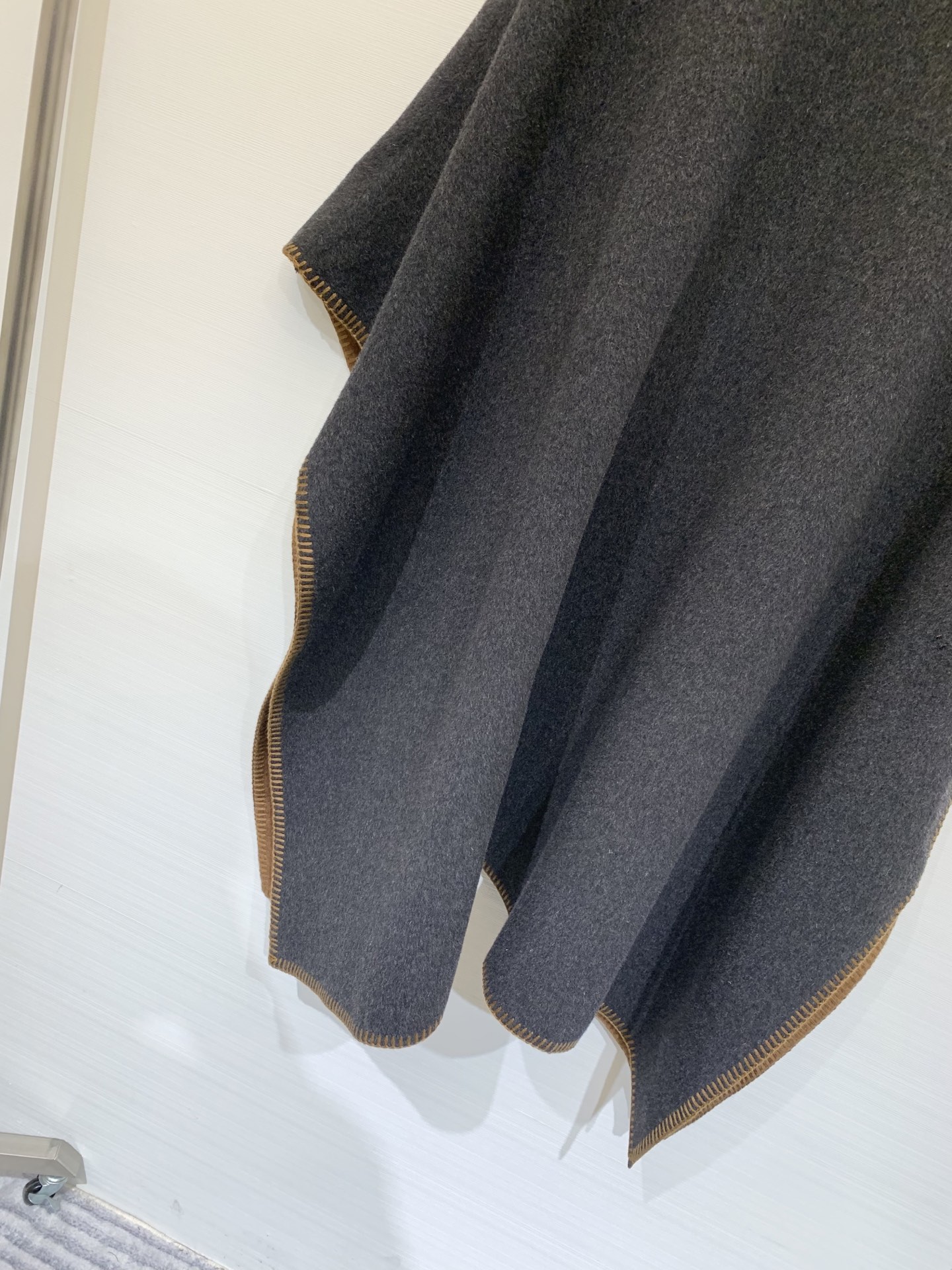 Marni 25秋冬最新款 双面羊绒披肩大斗篷 定制10羊绒90羊毛呢面料 质感细腻挺阔 纯手工滚边明线