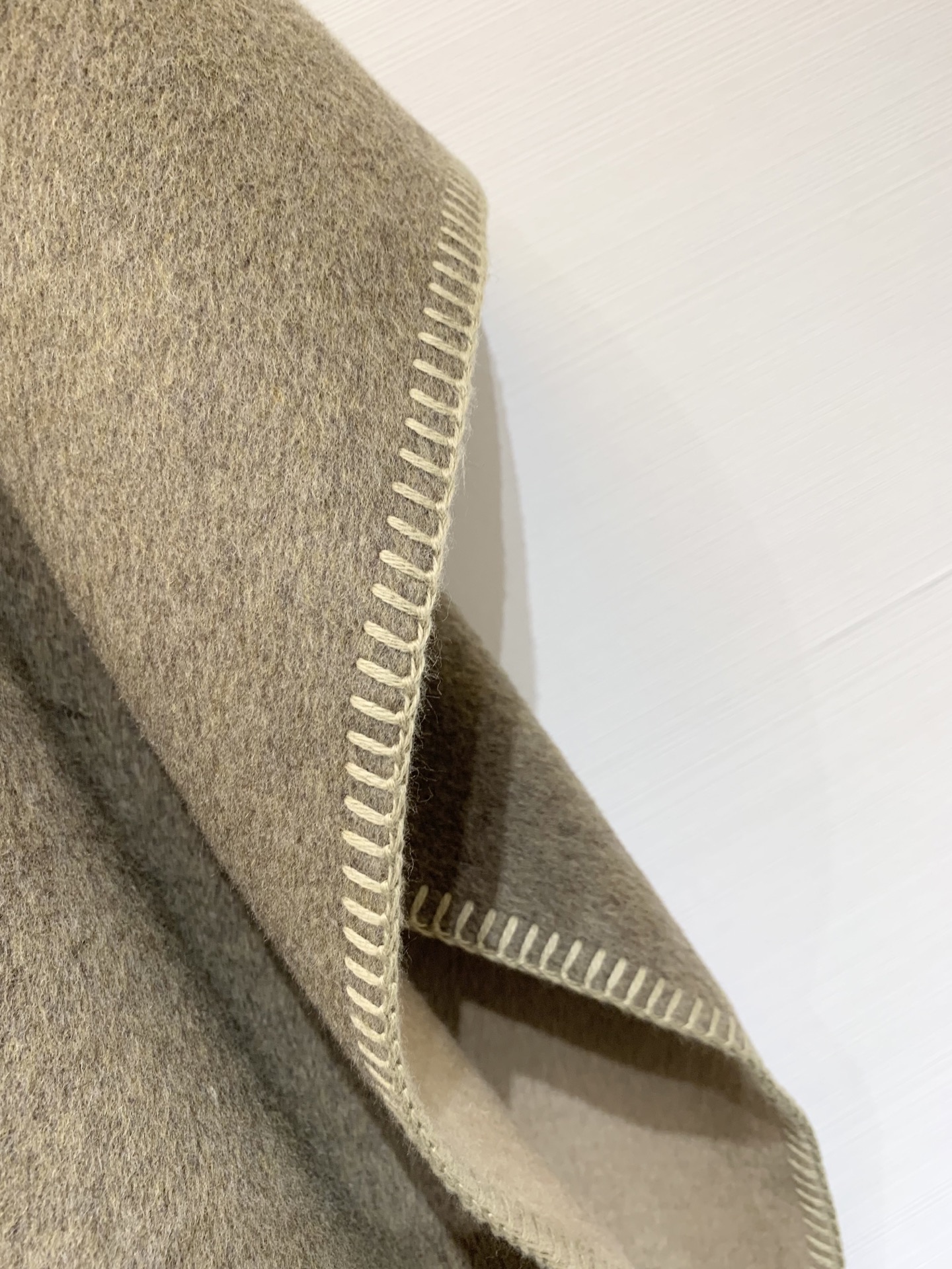 Marni 25秋冬最新款 双面羊绒披肩大斗篷 定制10羊绒90羊毛呢面料 质感细腻挺阔 纯手工滚边明线