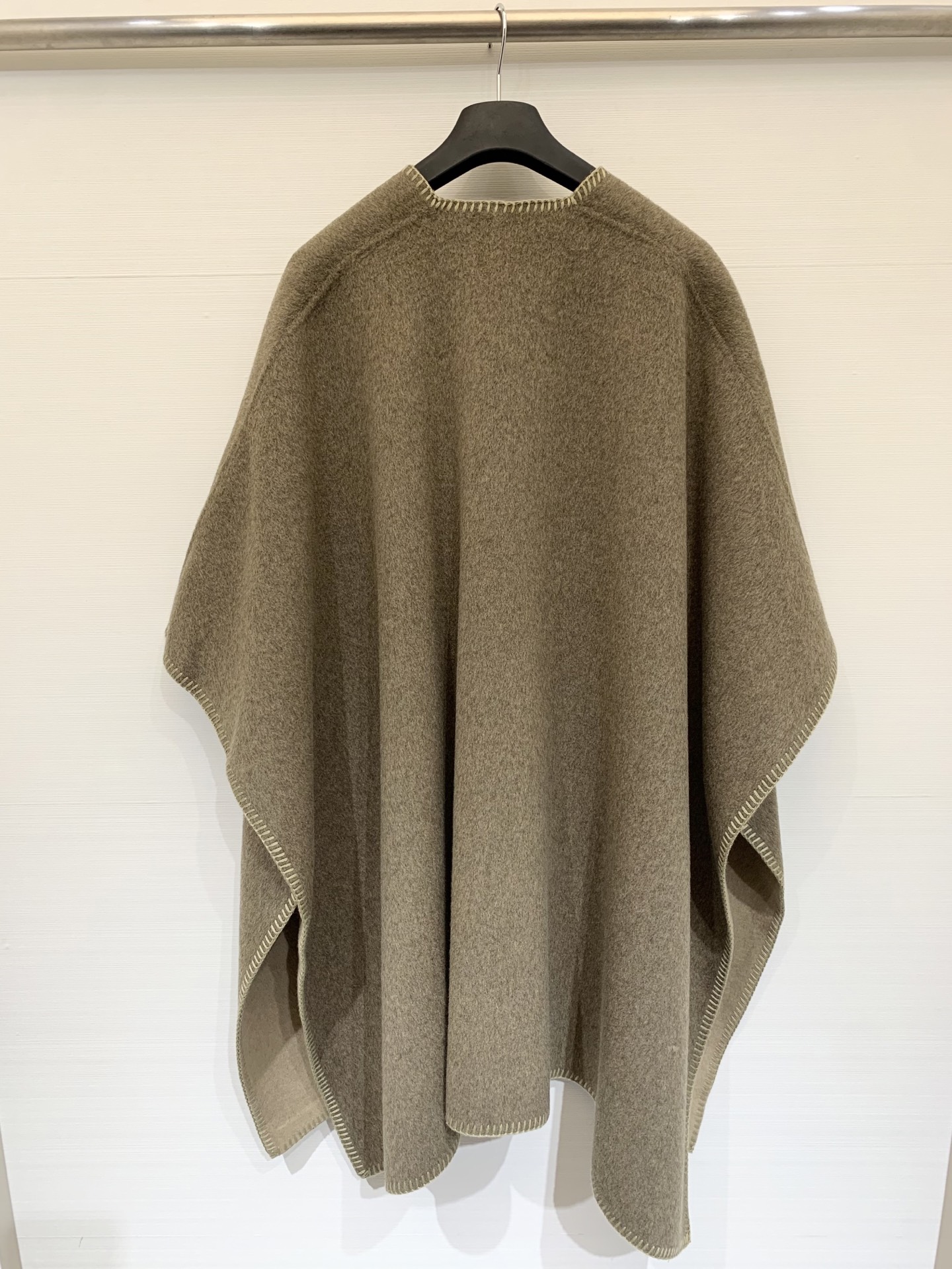 Marni 25秋冬最新款 双面羊绒披肩大斗篷 定制10羊绒90羊毛呢面料 质感细腻挺阔 纯手工滚边明线