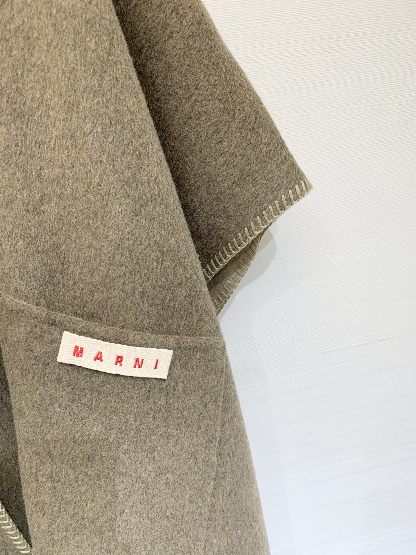 Marni 25秋冬最新款 双面羊绒披肩大斗篷 定制10羊绒90羊毛呢面料 质感细腻挺阔 纯手工滚边明线