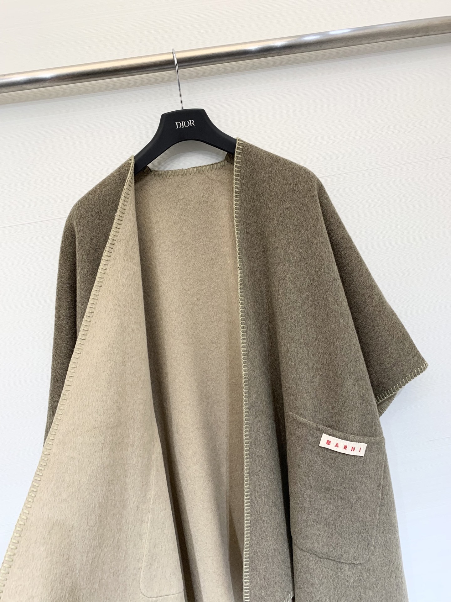 Marni 25秋冬最新款 双面羊绒披肩大斗篷 定制10羊绒90羊毛呢面料 质感细腻挺阔 纯手工滚边明线